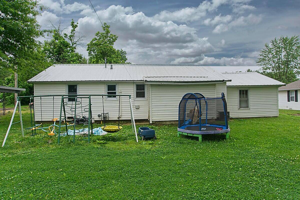 733 W North ST, Mountain Grove, MO 65711