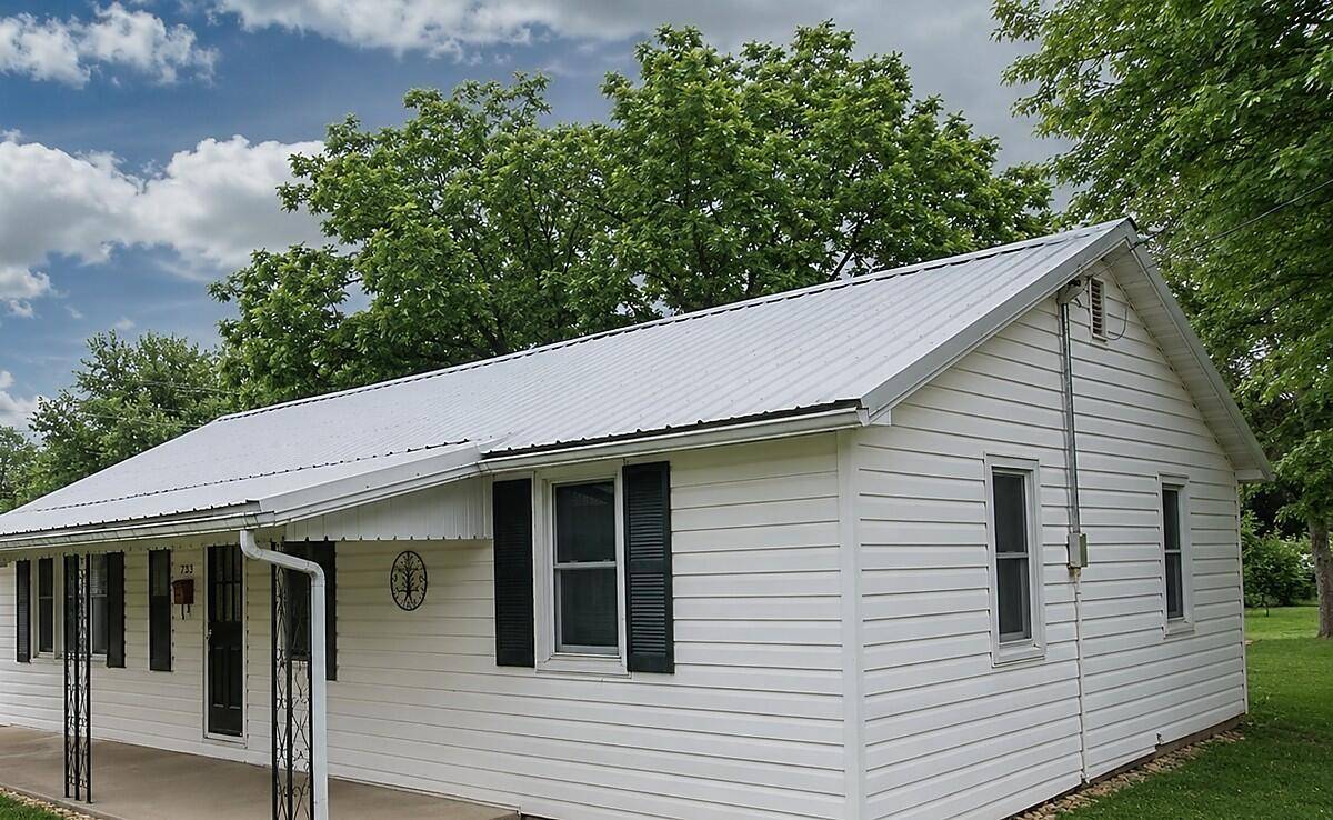 733 W North ST, Mountain Grove, MO 65711