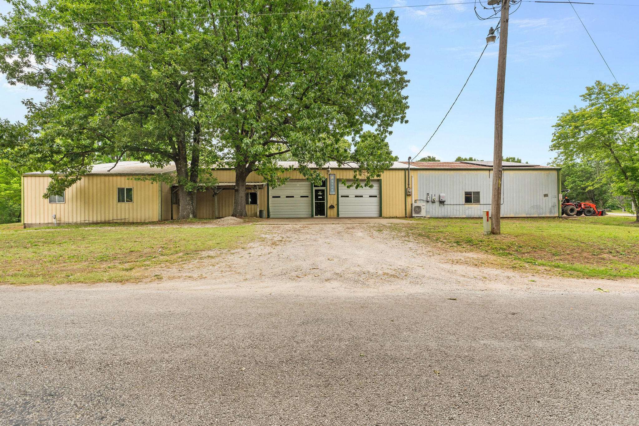 21643 Lawrence 1040, Pierce City, MO 65723