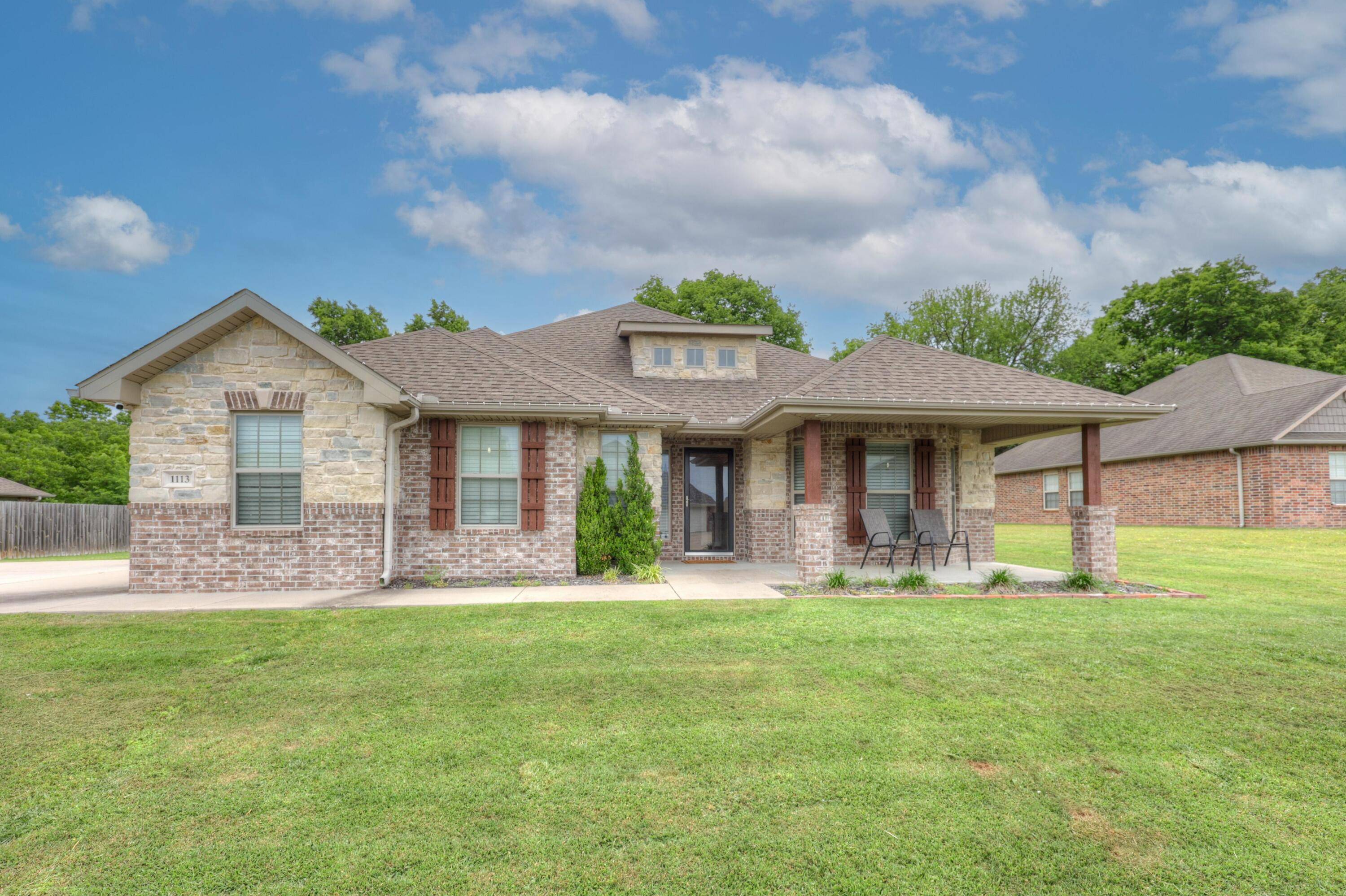 1113 Chesterfield DR, Webb City, MO 64870