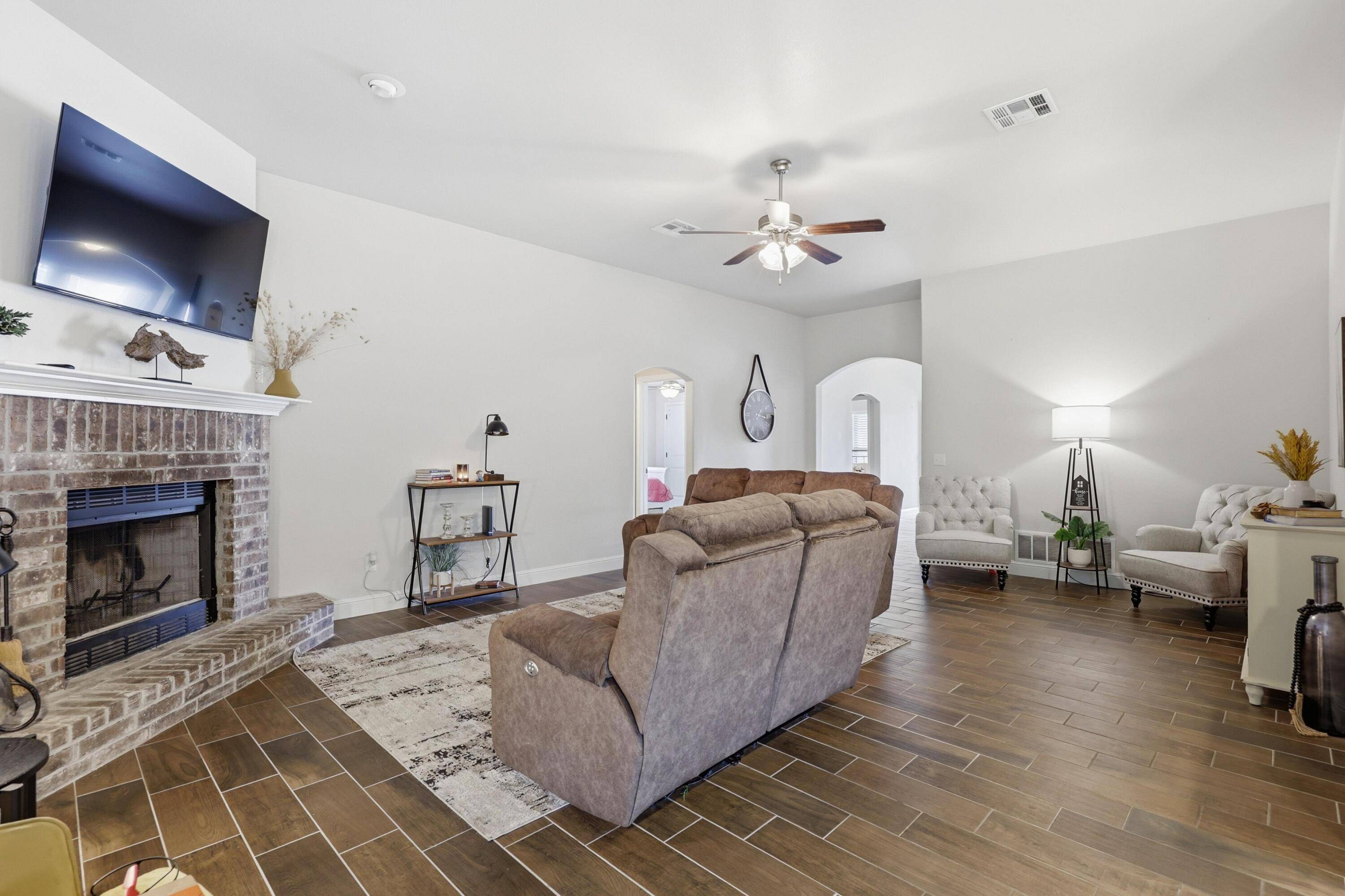 1113 Chesterfield DR, Webb City, MO 64870