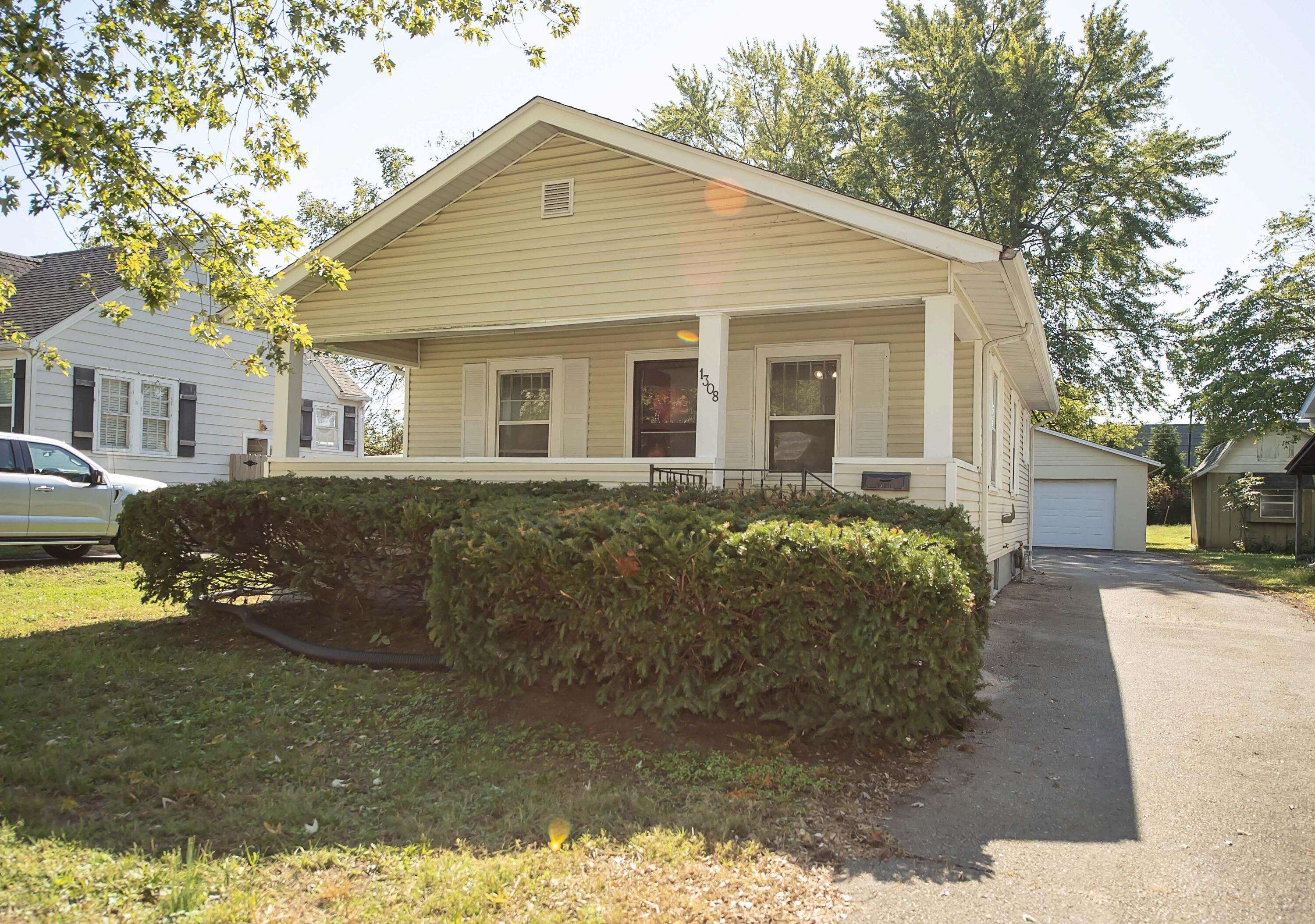 1308 E University ST, Springfield, MO 65804
