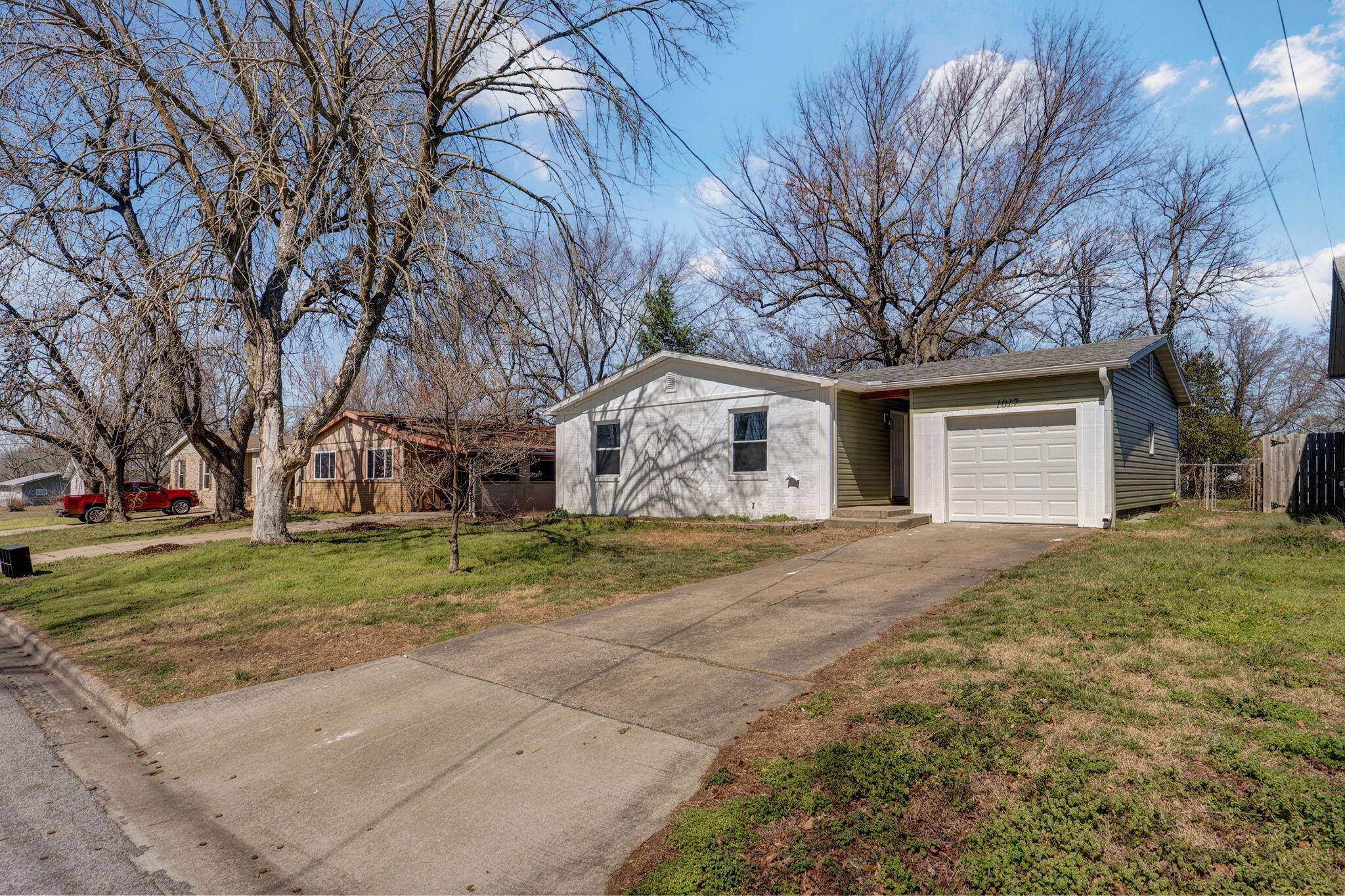 1017 E Mcclernon ST, Springfield, MO 65803