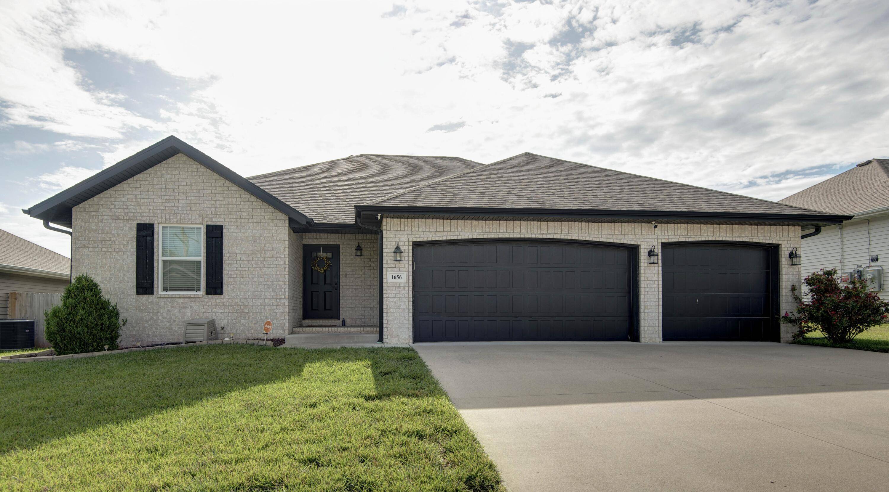 1656 N Penrose AVE, Nixa, MO 65714