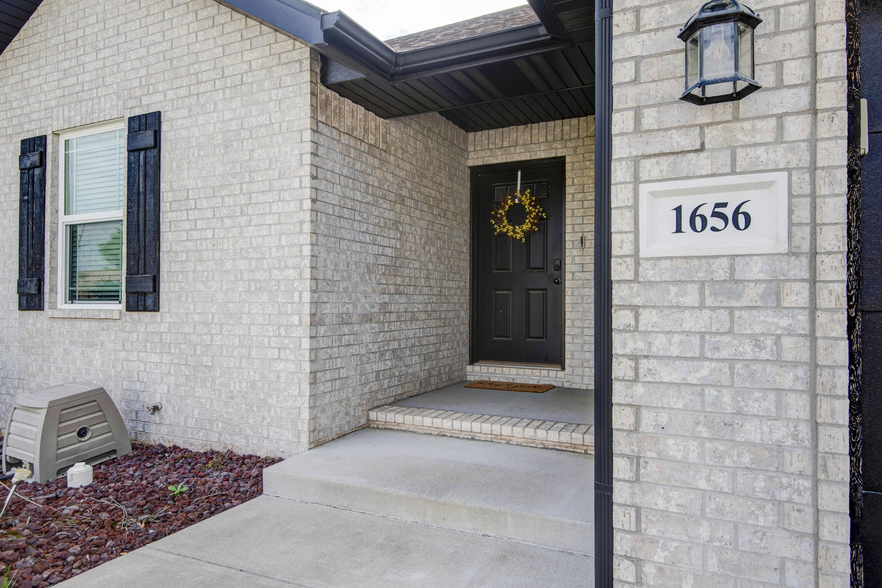 1656 N Penrose AVE, Nixa, MO 65714