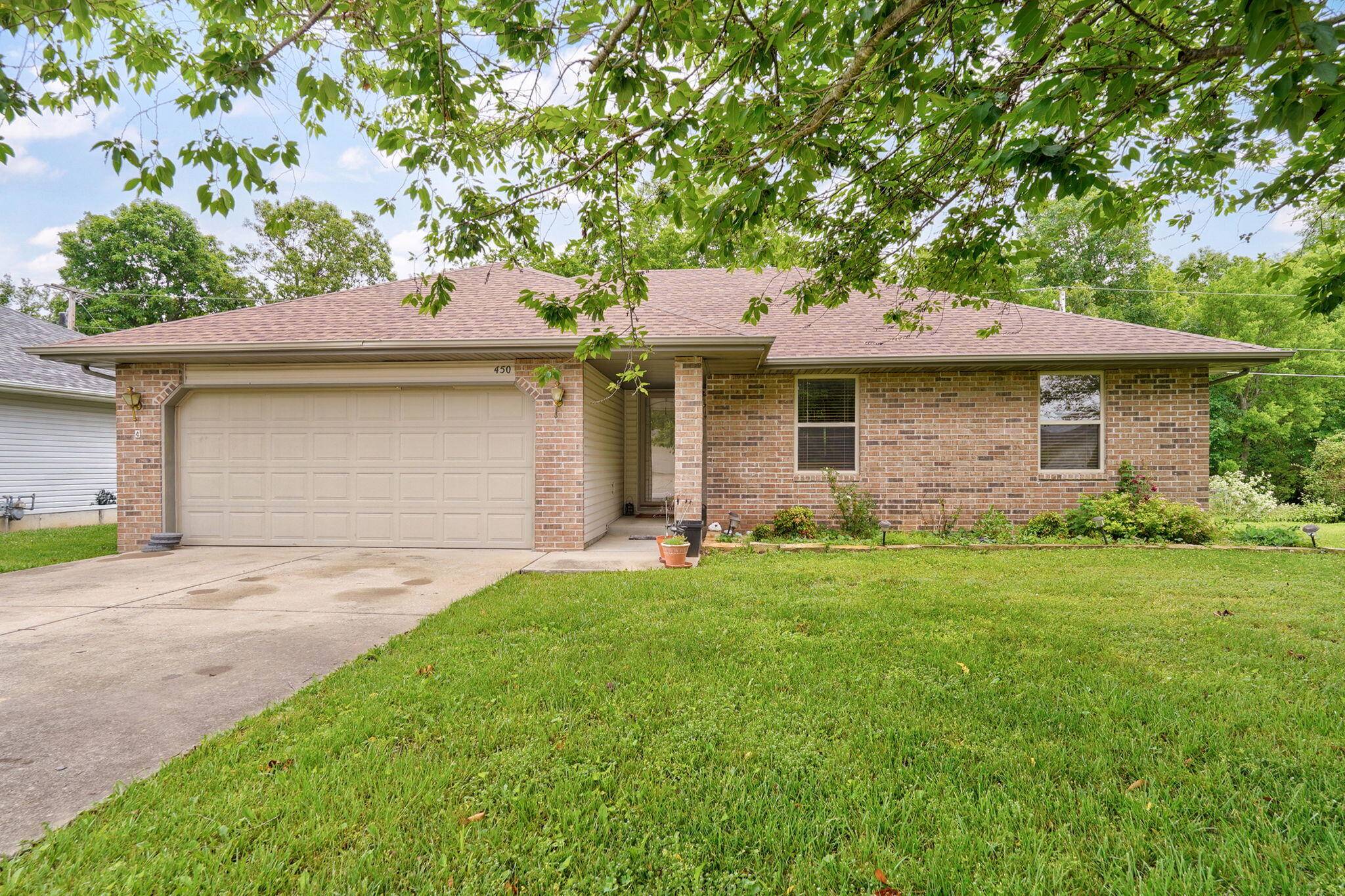 450 S Basswood AVE, Republic, MO 65738