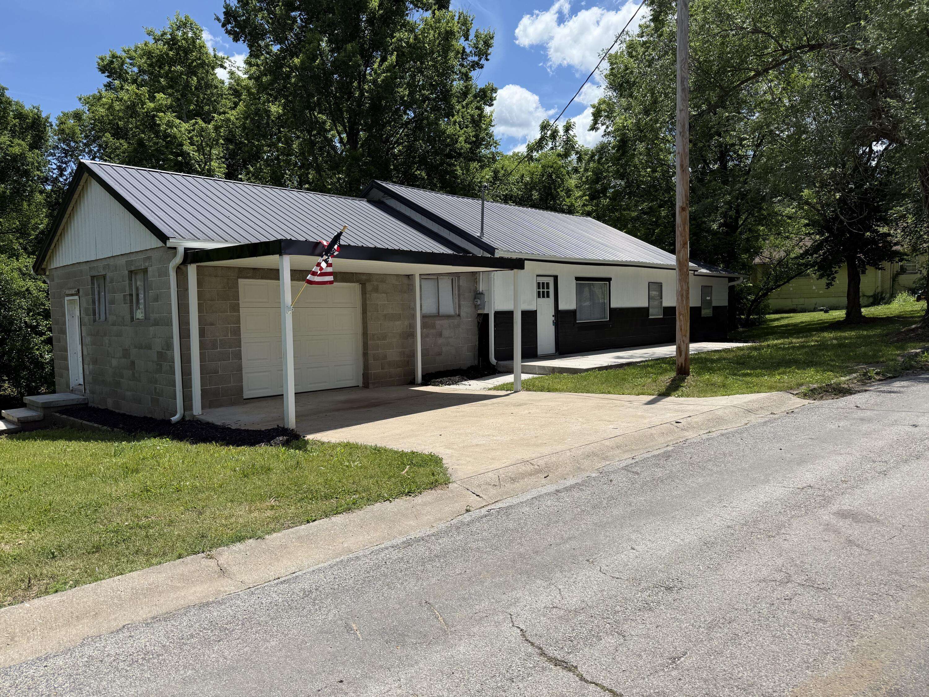 425 N Center ST, Granby, MO 64844