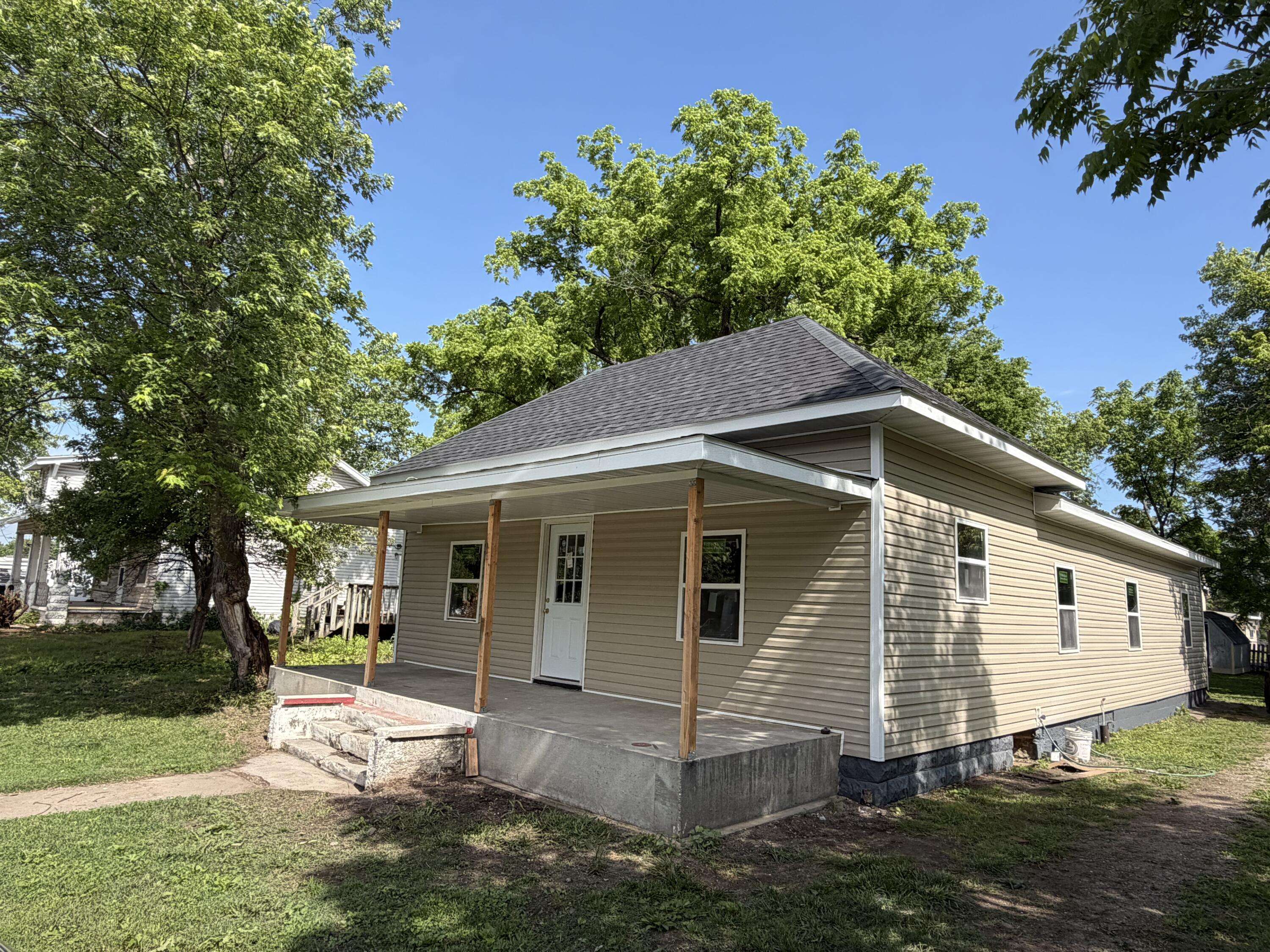 305 E Rock ST, Aurora, MO 65605