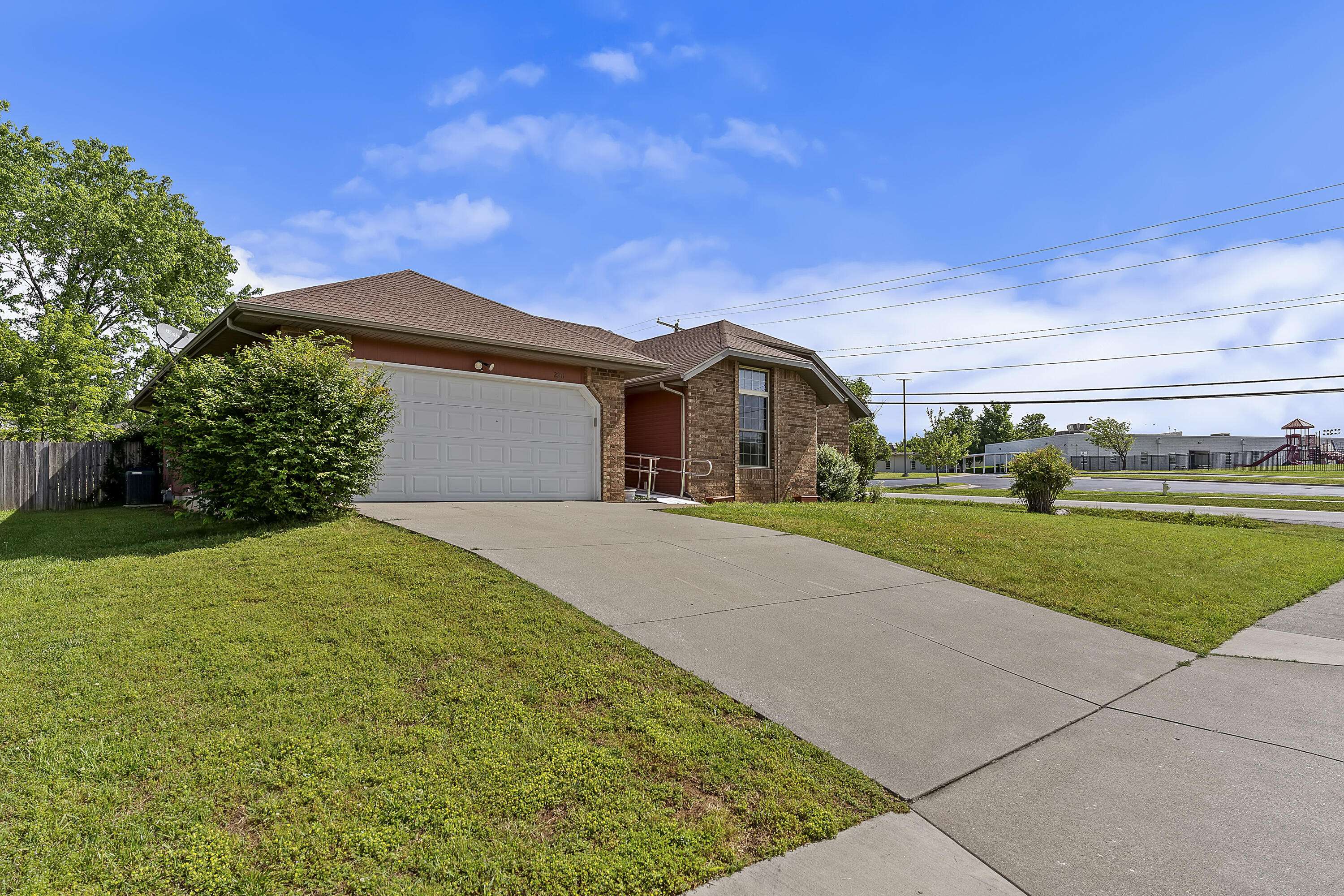 2211 W Deerfield ST, Springfield, MO 65807
