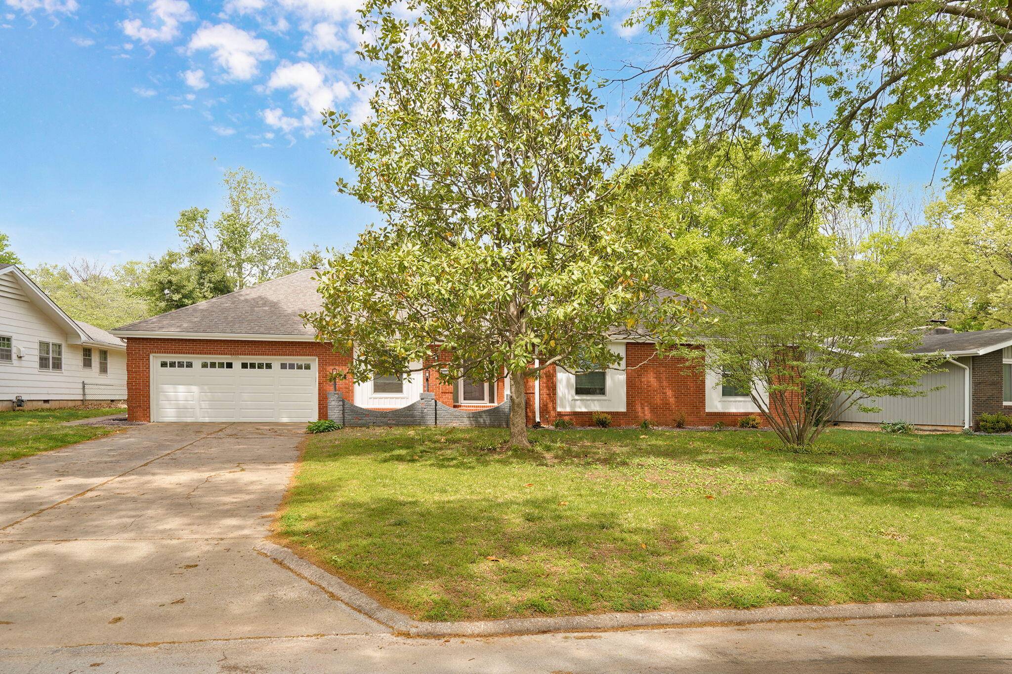 1919 E Meadow DR, Springfield, MO 65804