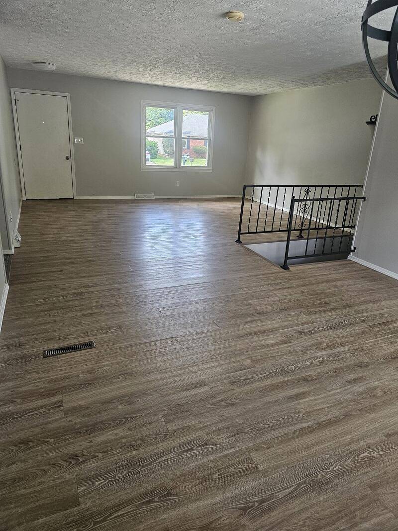 1645 W Swan ST, Springfield, MO 65807