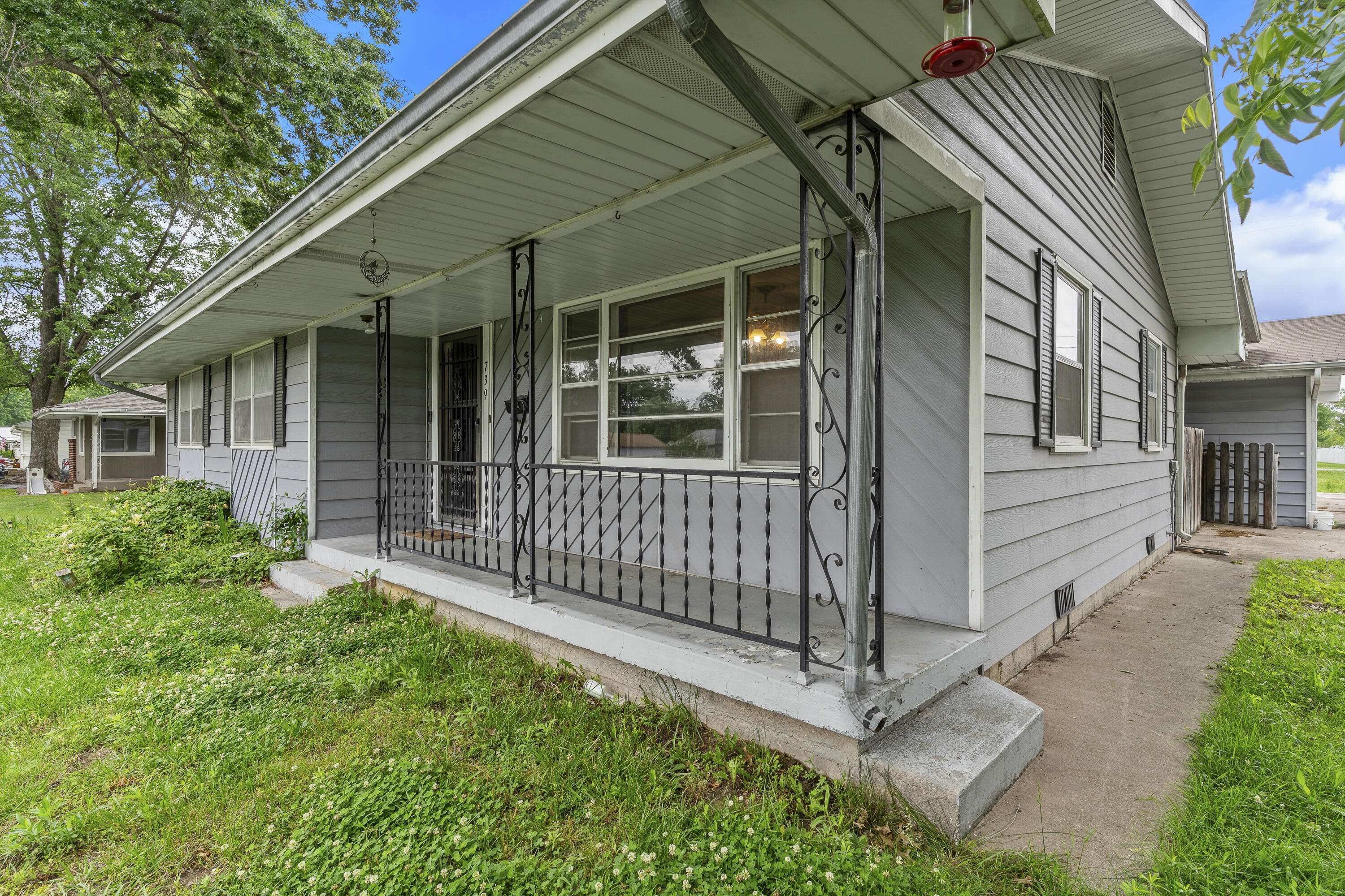 739 E Division ST, Bolivar, MO 65613