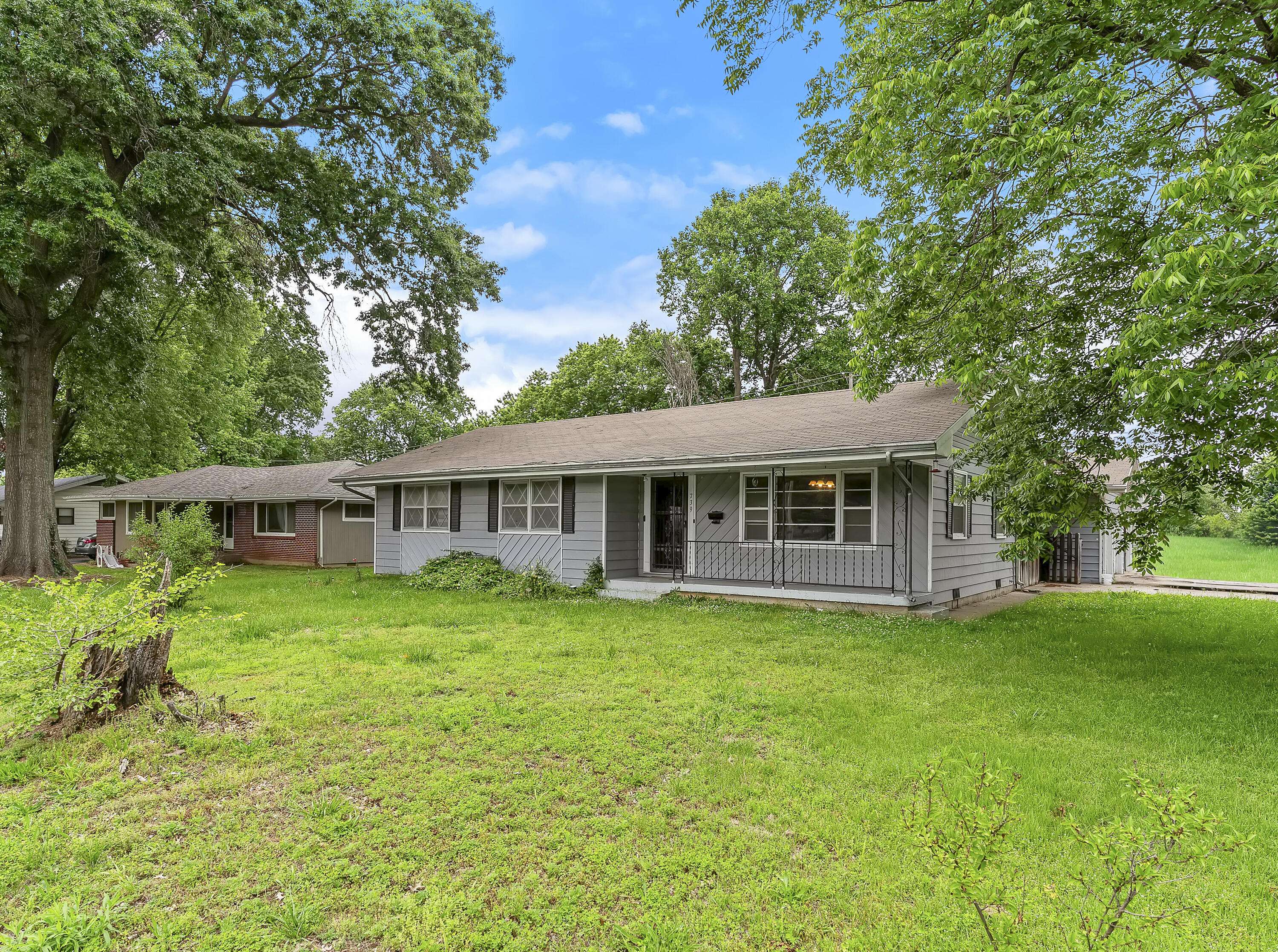 739 E Division ST, Bolivar, MO 65613