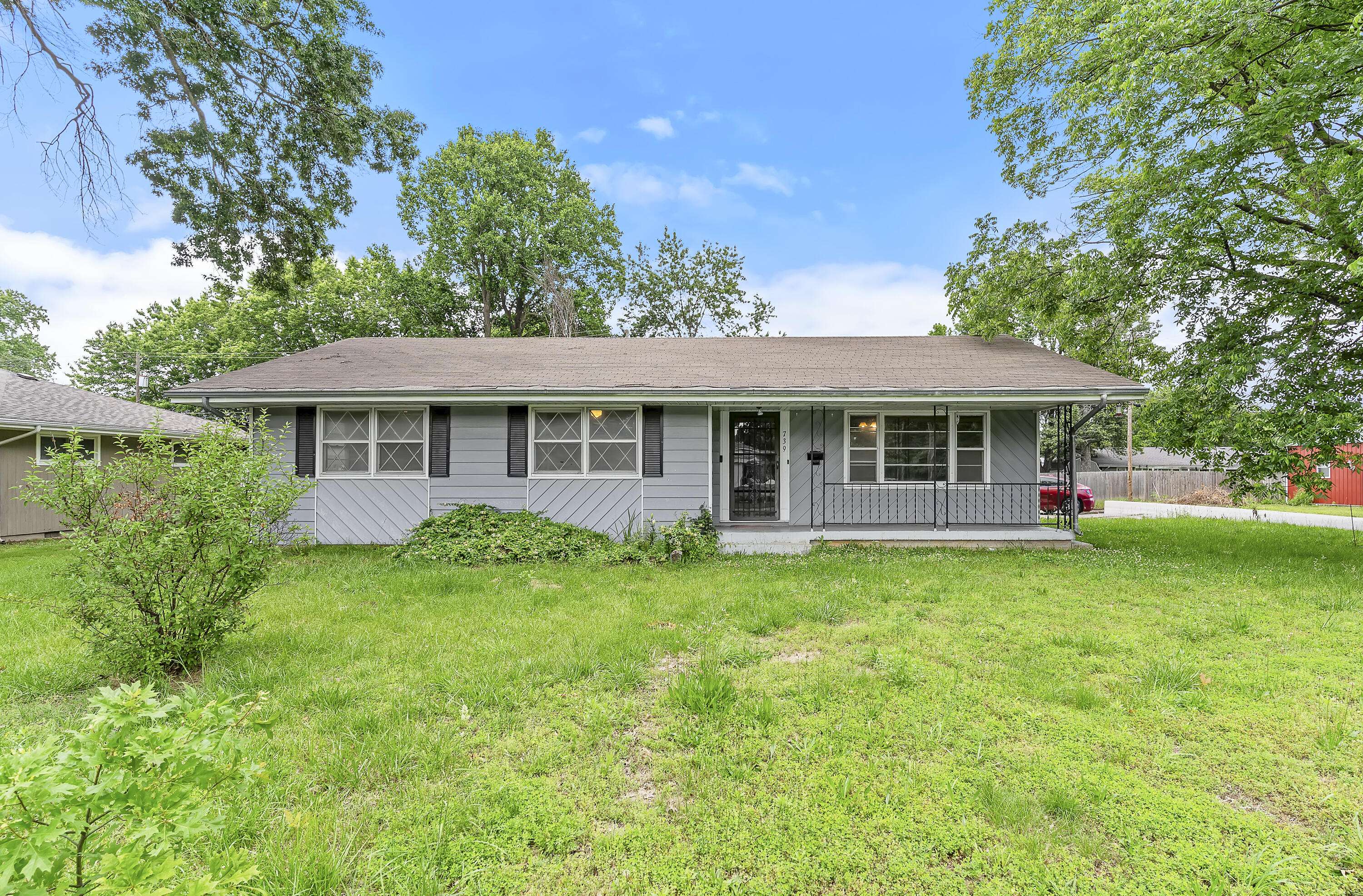 739 E Division ST, Bolivar, MO 65613