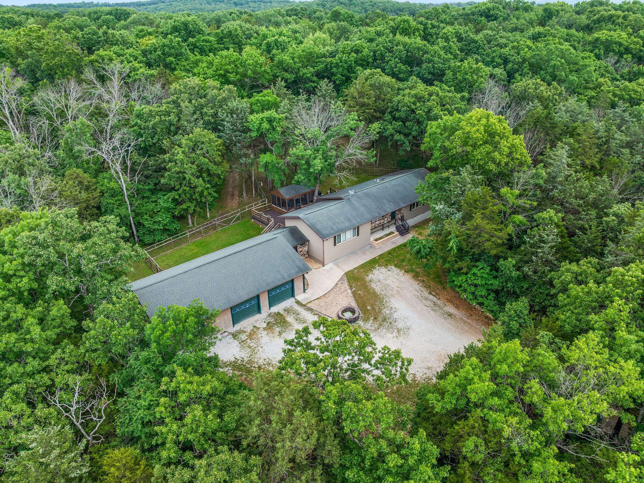 845 Alyeska Point RD, Lampe, MO 65681