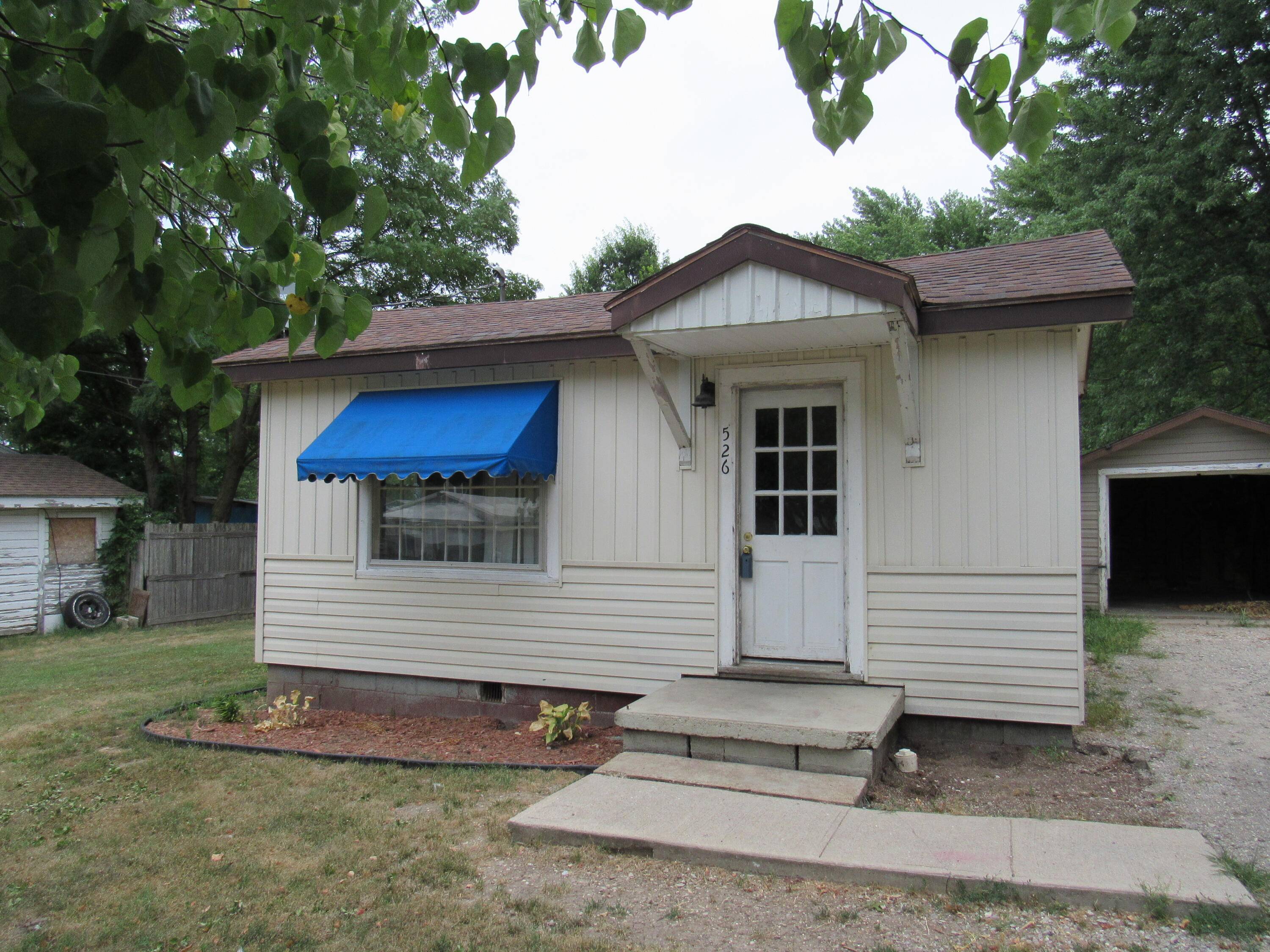 526 S Walnut ST, Marshfield, MO 65706