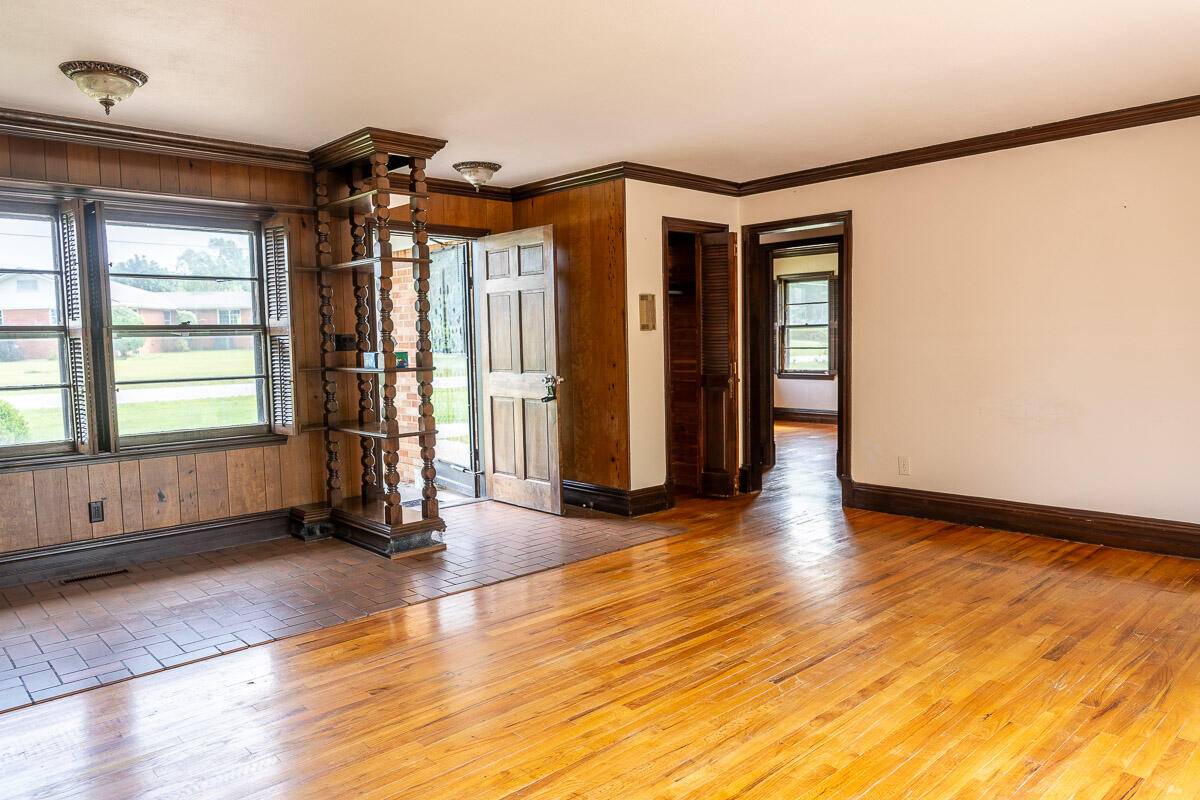 631 W South ST, Neosho, MO 64850