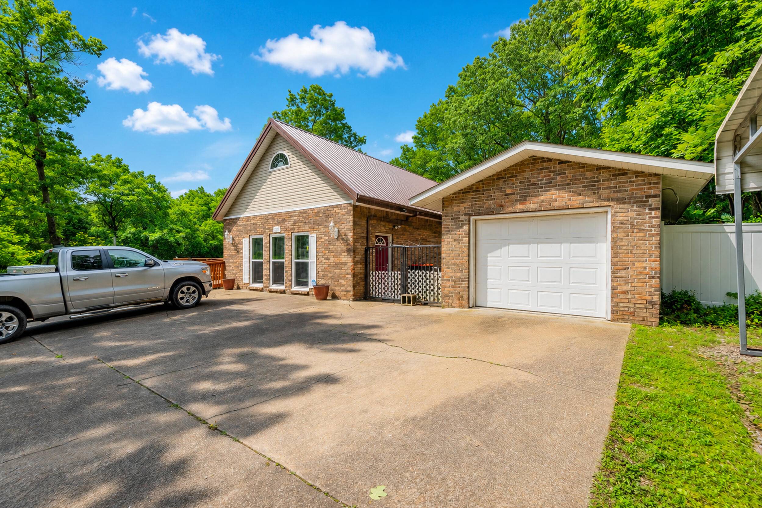 185 Glenwood CIR, Cassville, MO 65625
