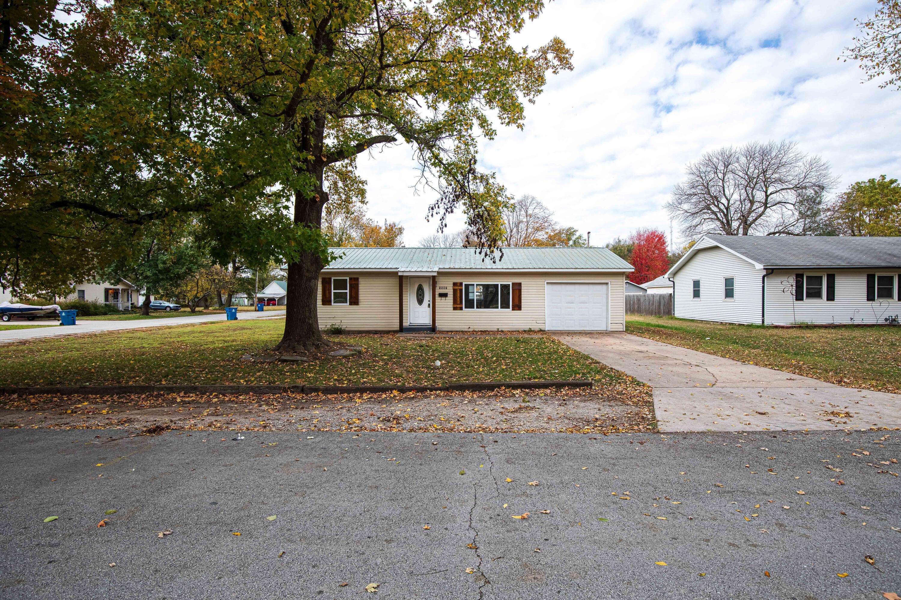1507 Cherry ST, Lamar, MO 64759