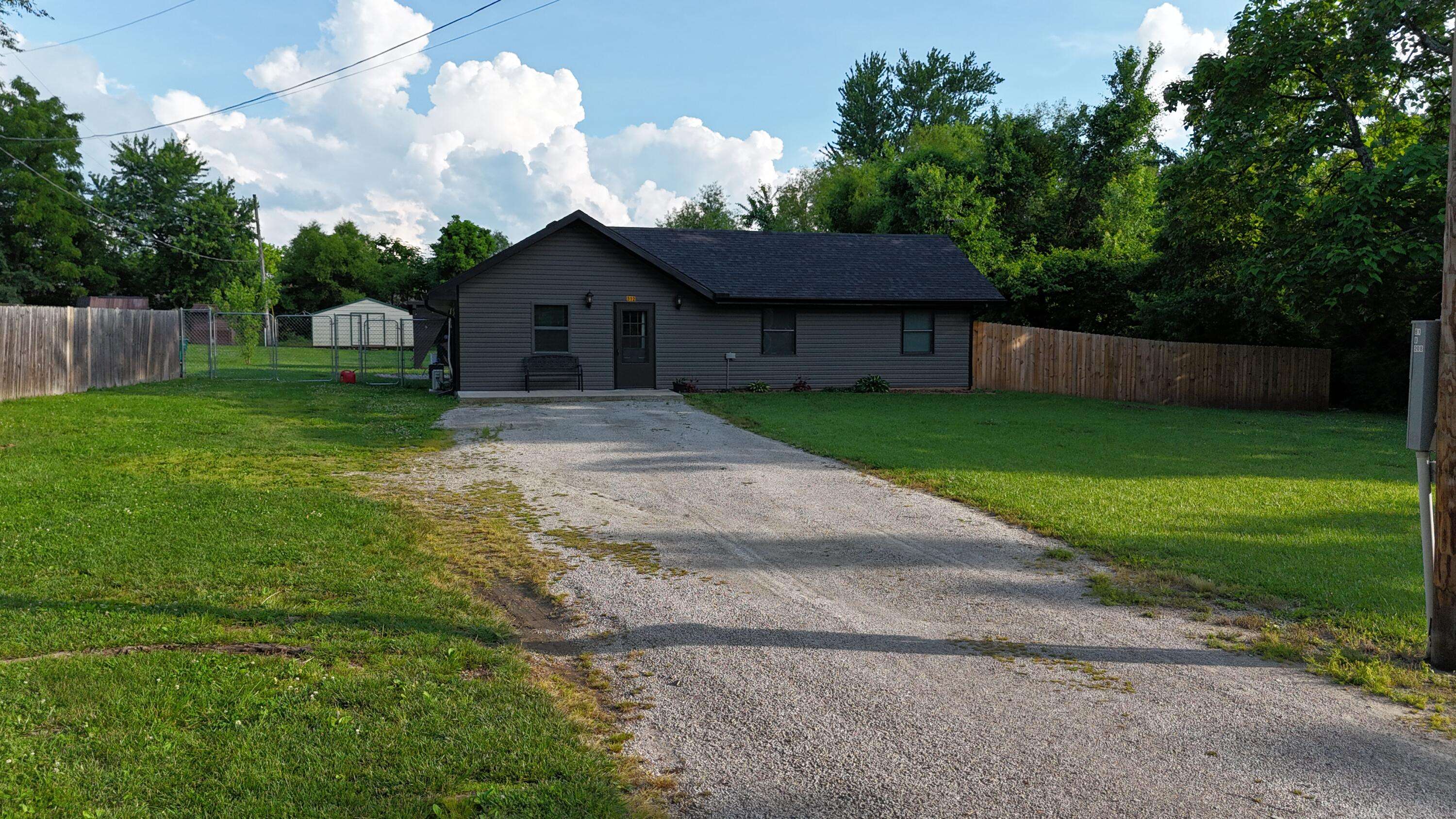 312 W North ST, Mountain Grove, MO 65711