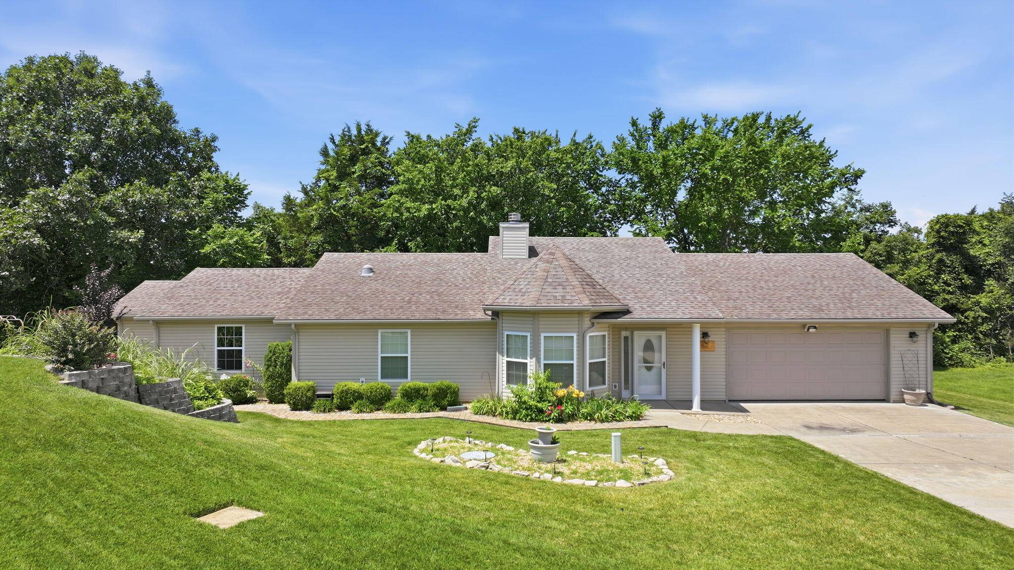67 Starrville PL, Reeds Spring, MO 65737