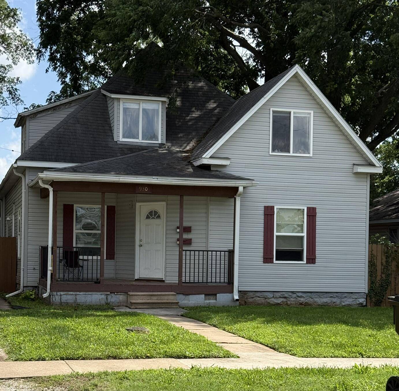 930 W Poplar ST, Springfield, MO 65802
