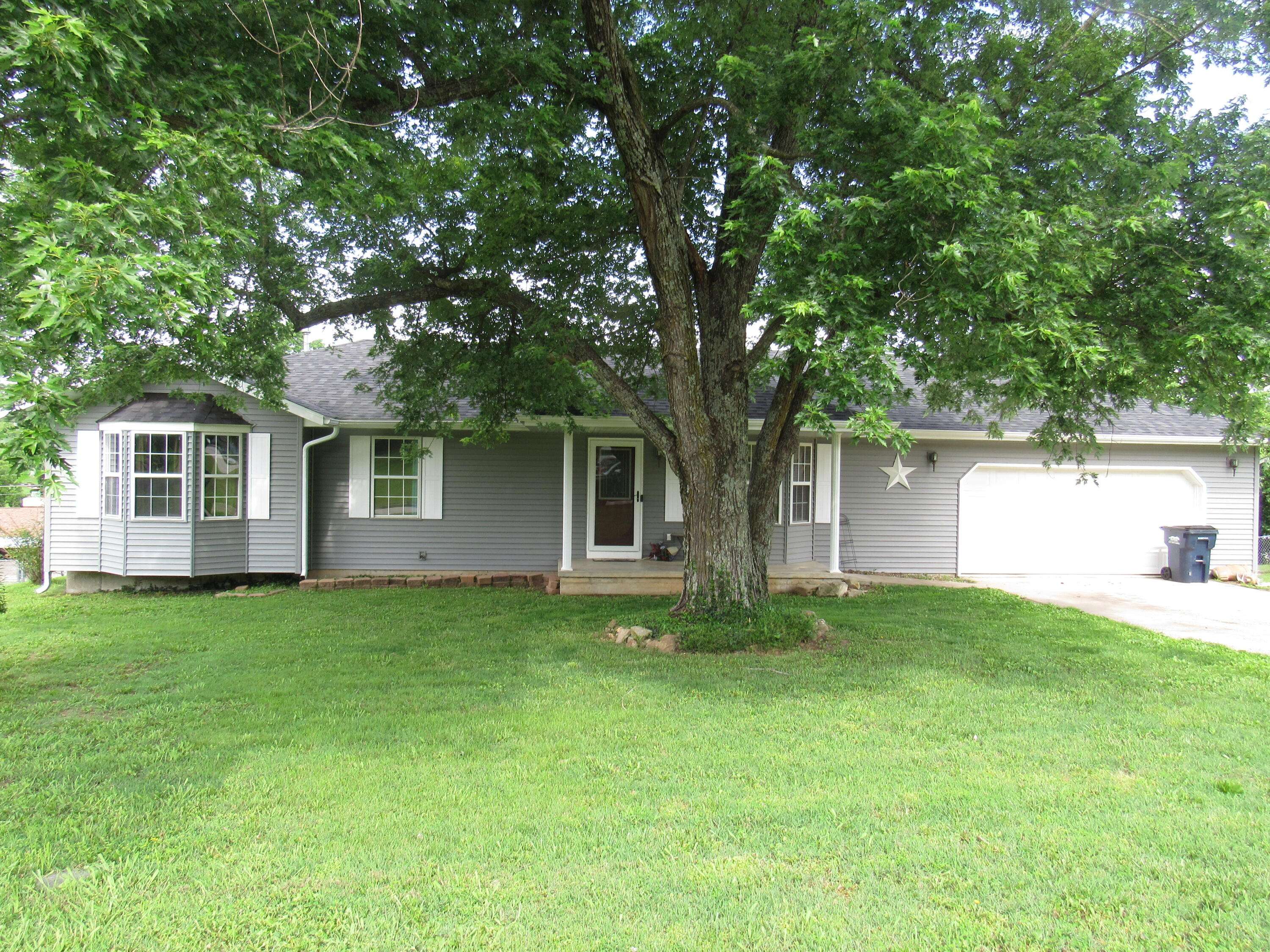 547 N Dill ST, Marshfield, MO 65706