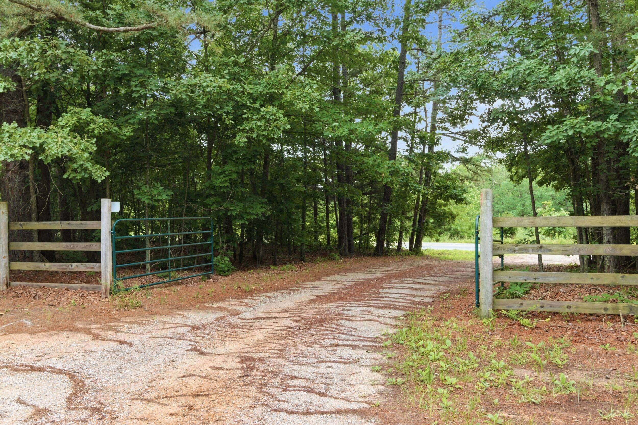 9723 Highway E, Houston, MO 65483