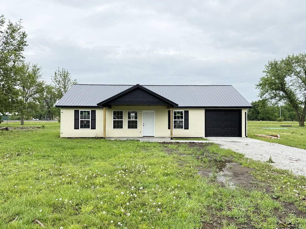 104 W Barrett AVE, Walker, MO 64790