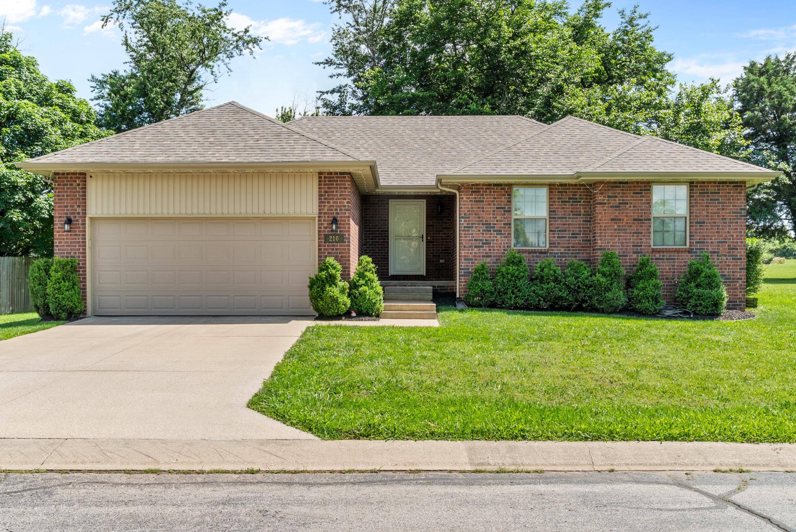 210 Dogwood ST, Sparta, MO 65753