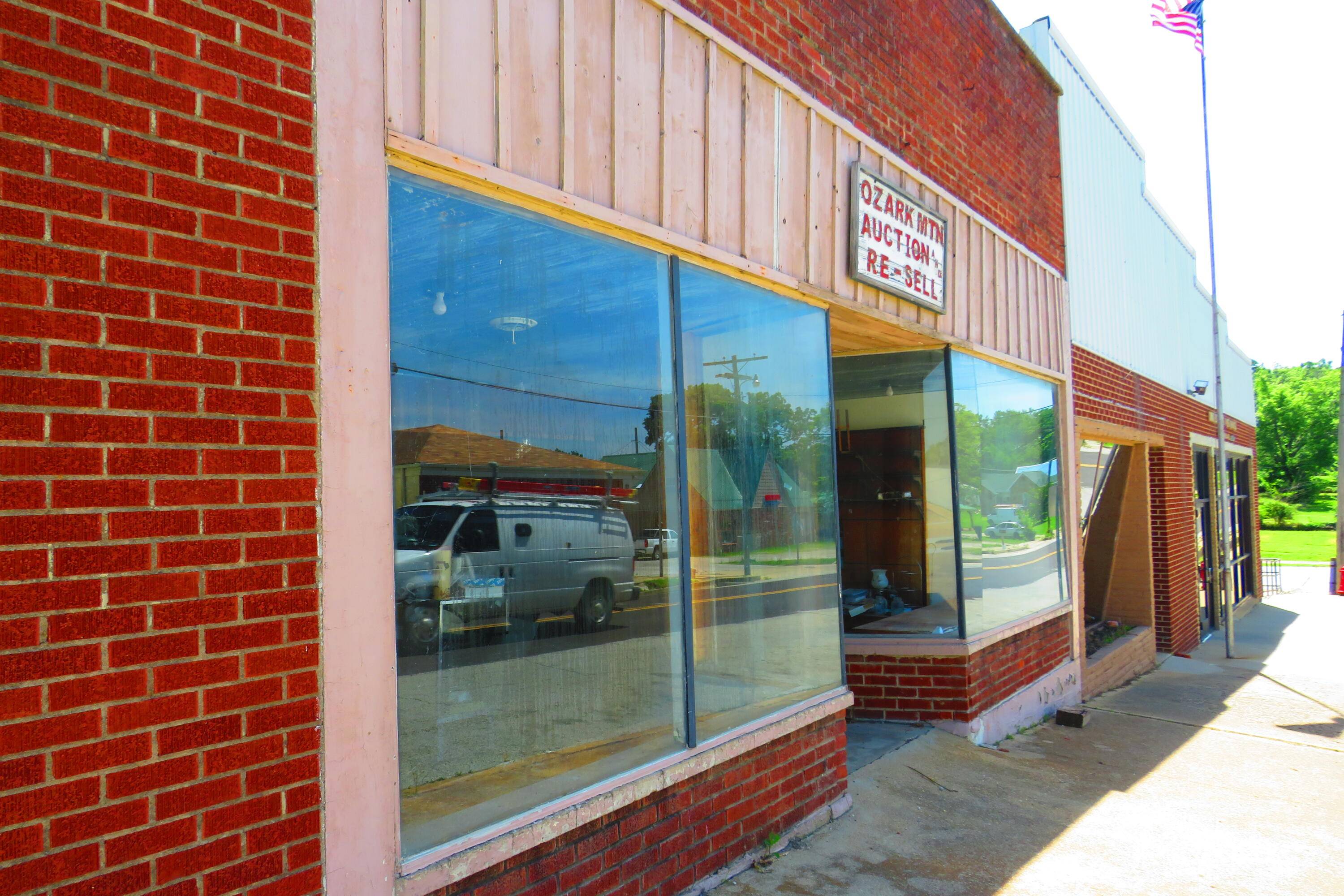 310 E Commercial ST, Mansfield, MO 65704