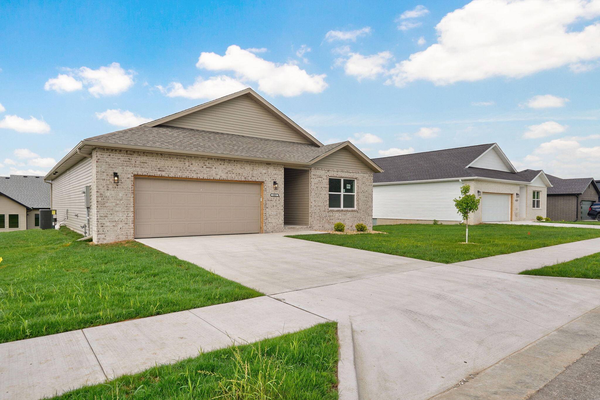 1005 W Jay ST, Ozark, MO 65721