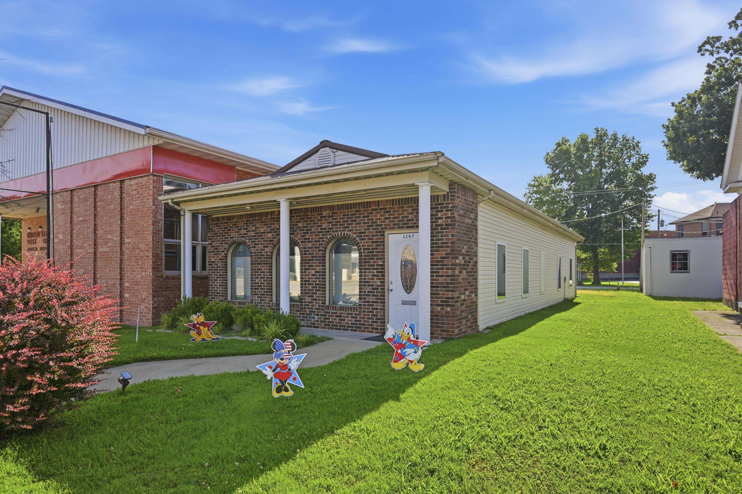 1207 Cherokee AVE, Seneca, MO 64865