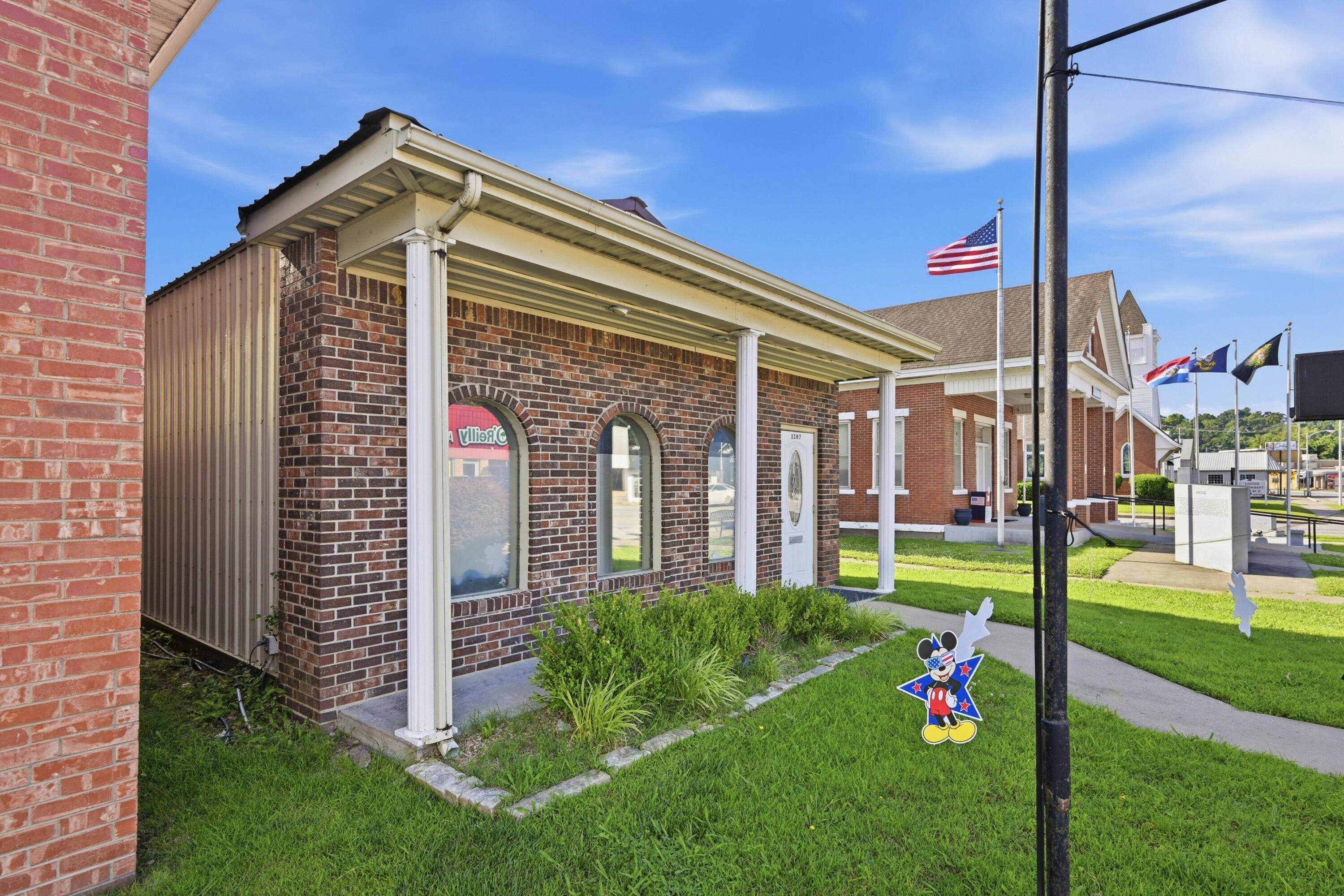 1207 Cherokee AVE, Seneca, MO 64865