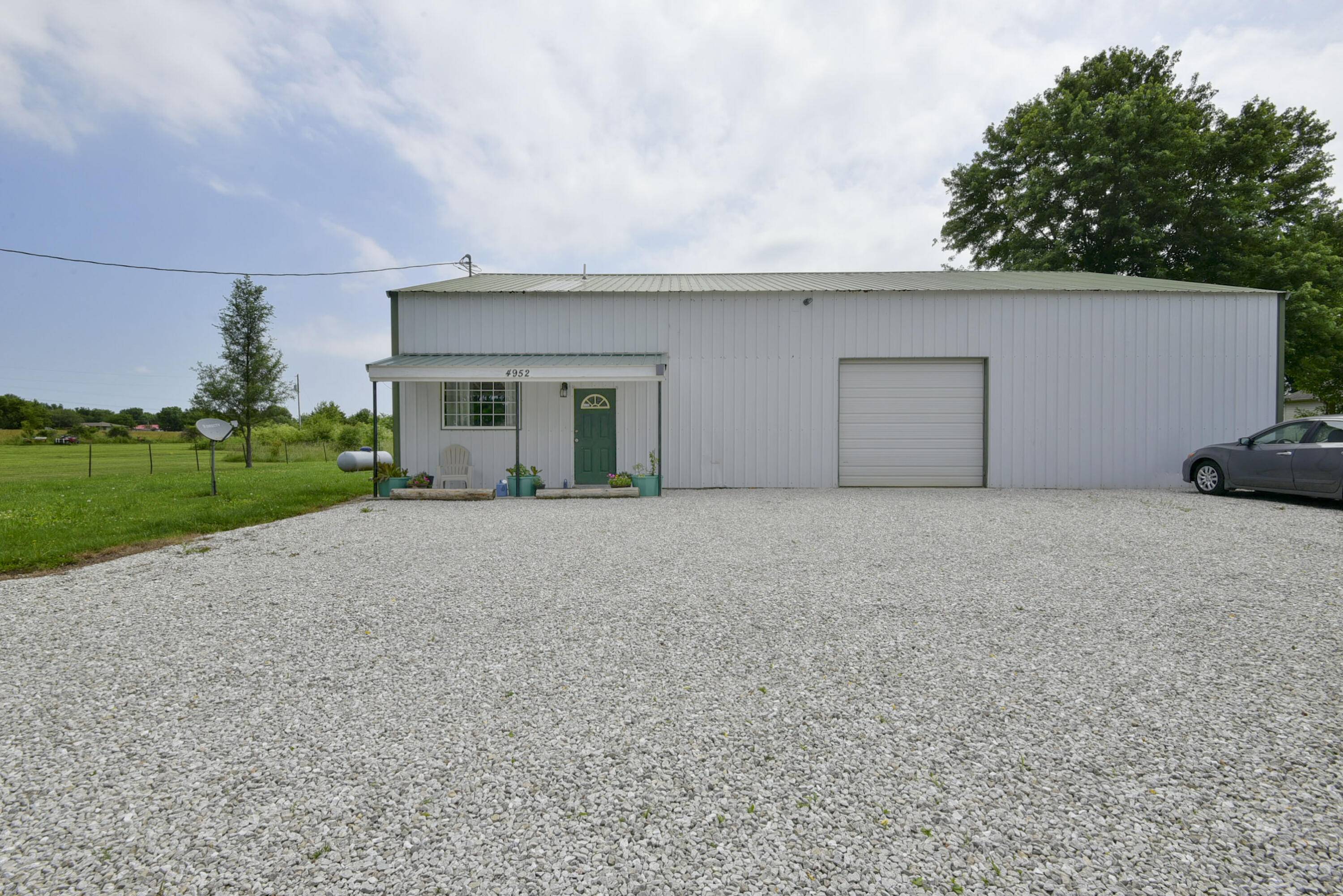 4952 Highway F, Bolivar, MO 65613