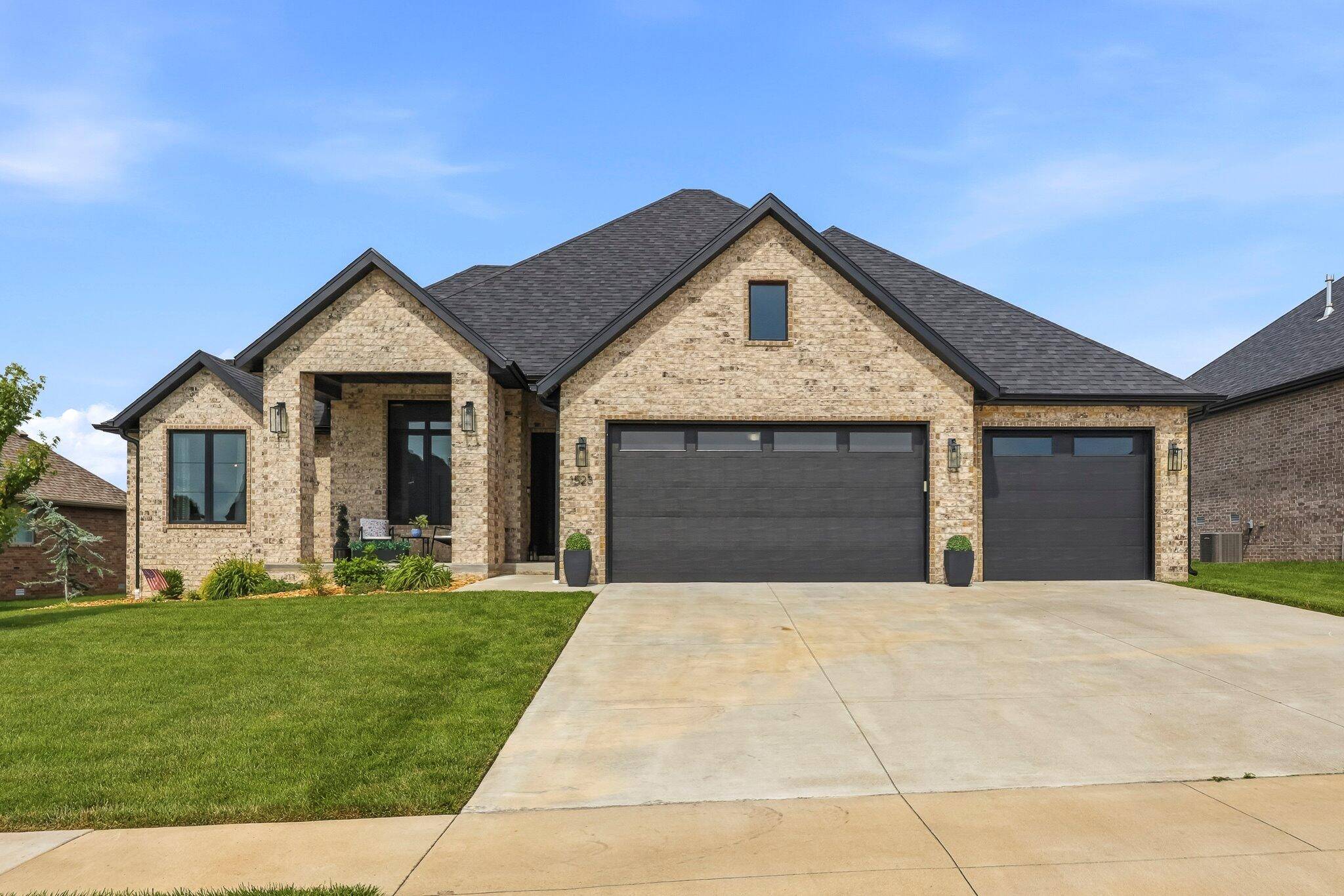 1523 N Meadowood AVE, Springfield, MO 65802