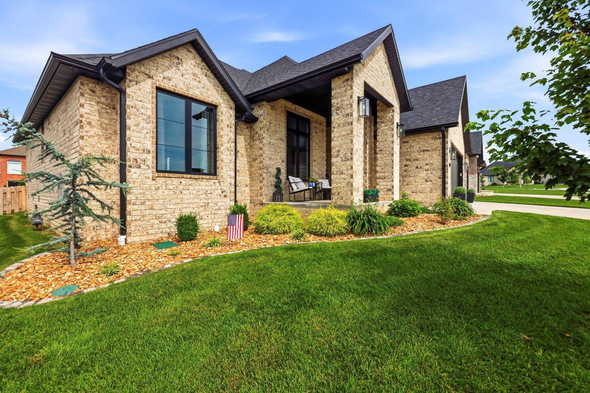 1523 N Meadowood AVE, Springfield, MO 65802
