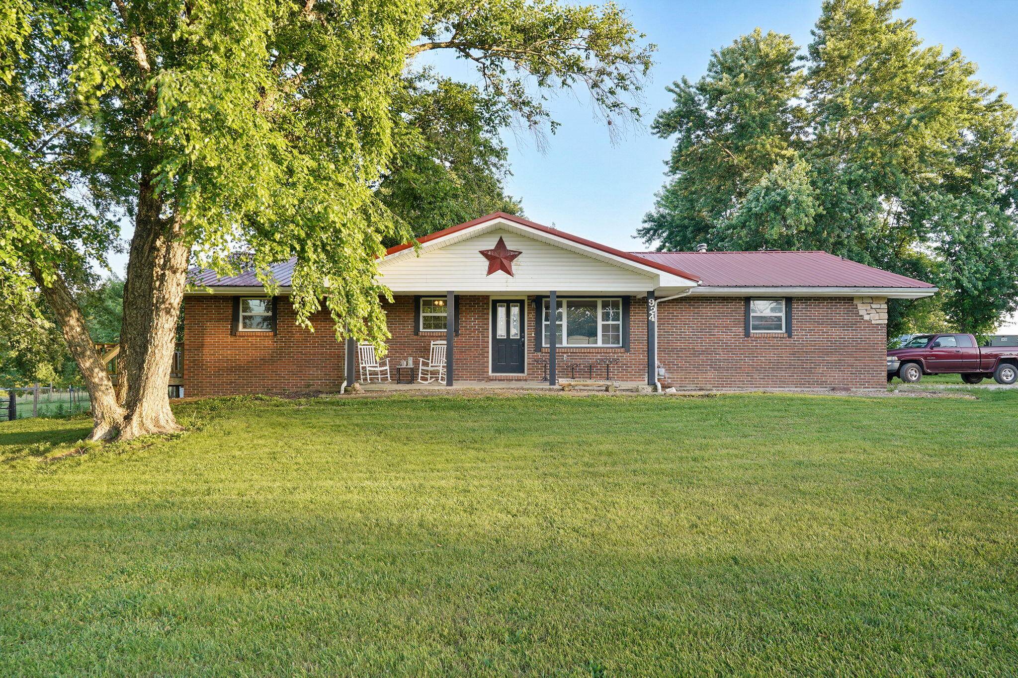 924 Plank School RD, Marshfield, MO 65706