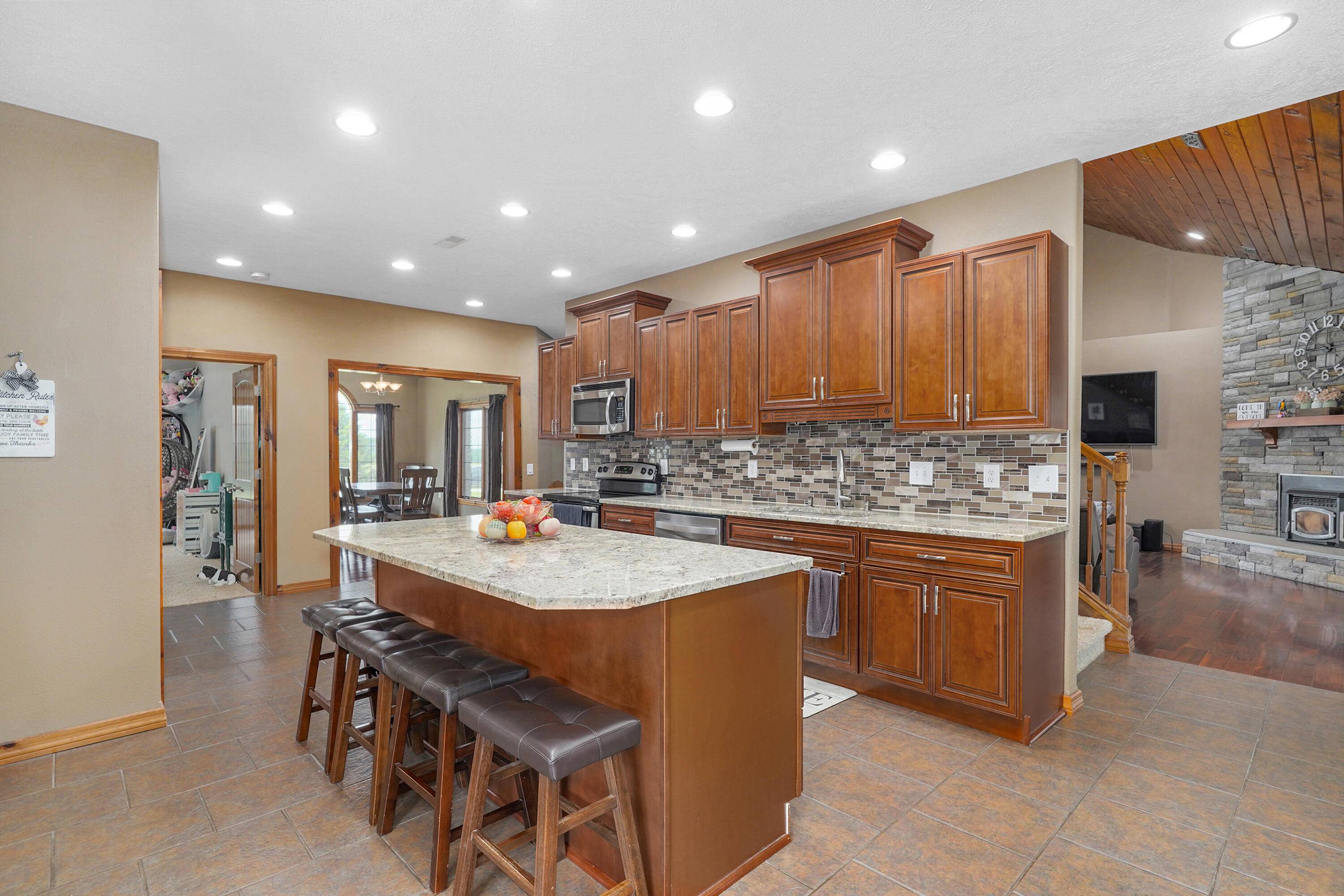 8105 N Farm Road 207, Strafford, MO 65757