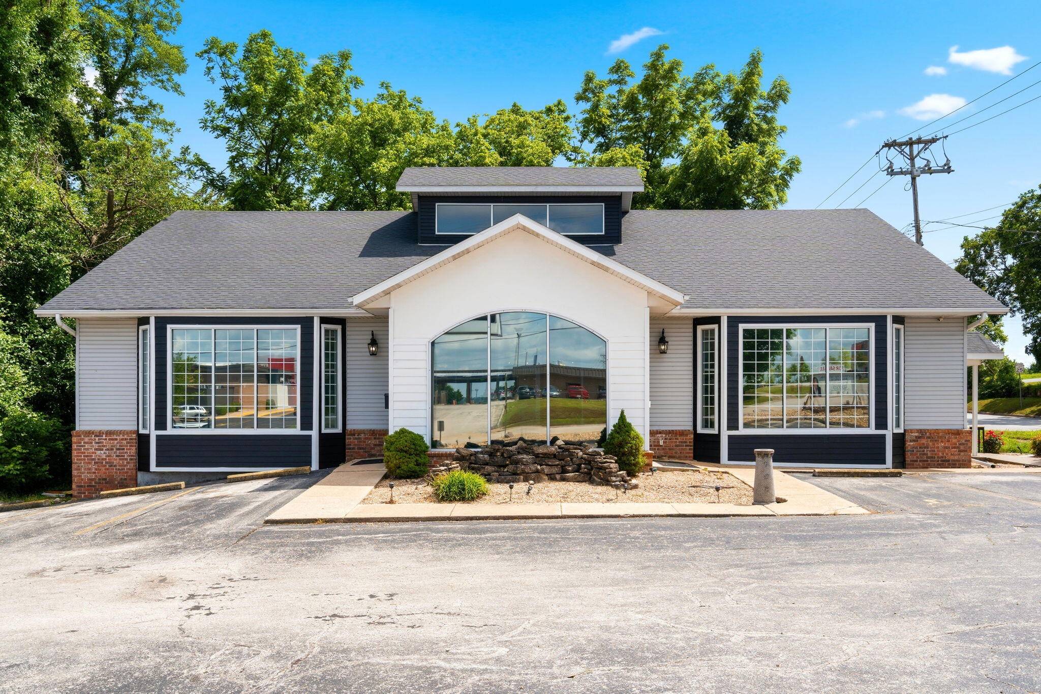 590 W Pacific ST, Branson, MO 65616