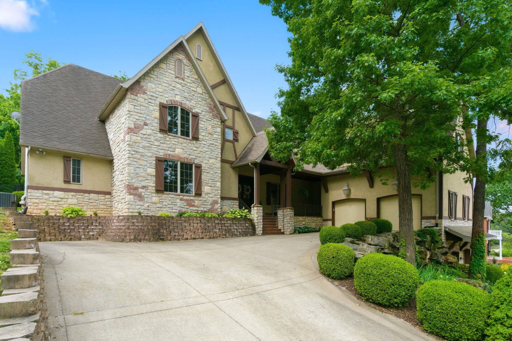 1646 W Caleb CT, Springfield, MO 65810