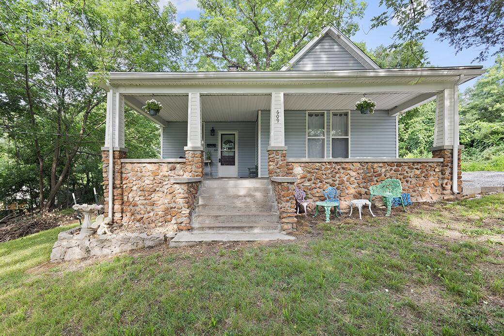 609 S College ST, Neosho, MO 64850