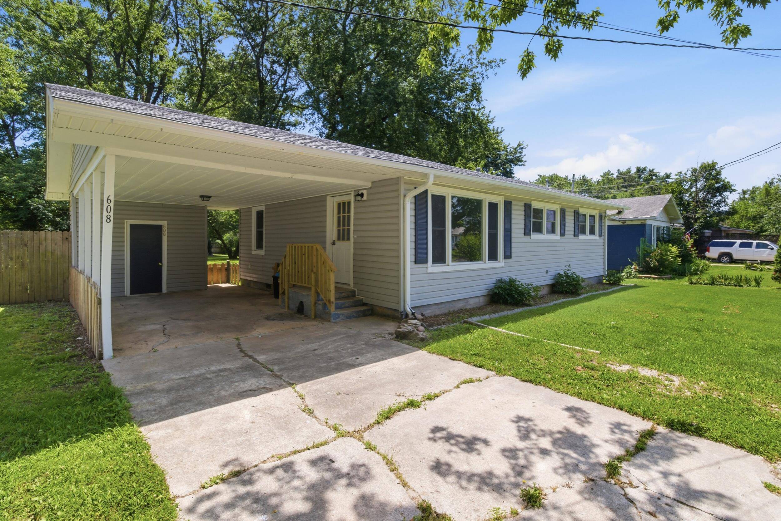608 S High ST, Mountain Grove, MO 65711