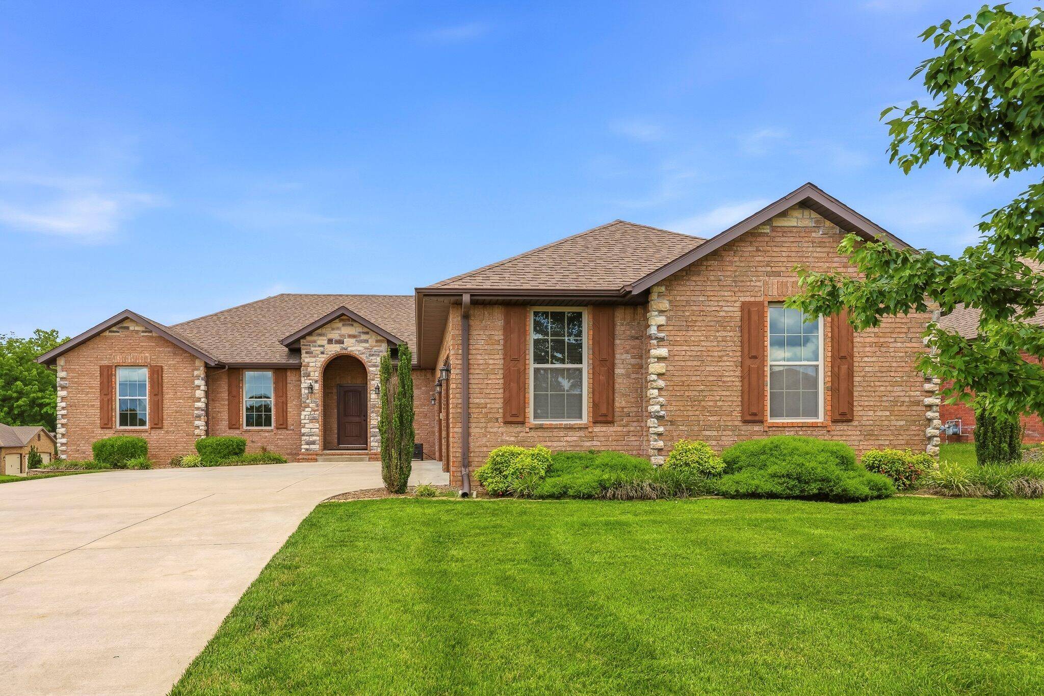 5825 S Cottonwood DR, Battlefield, MO 65619