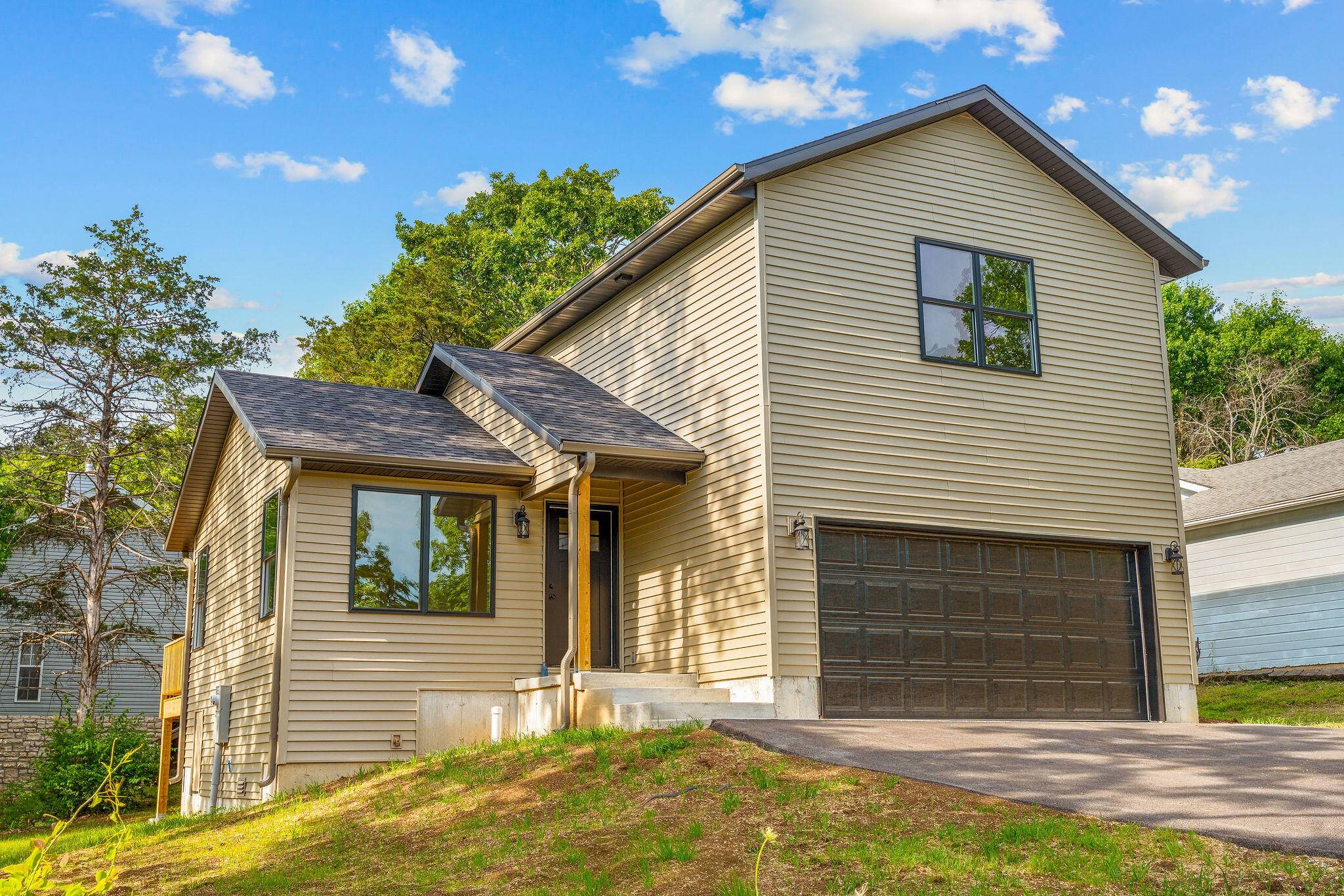 202 Eric DR, Kirbyville, MO 65679