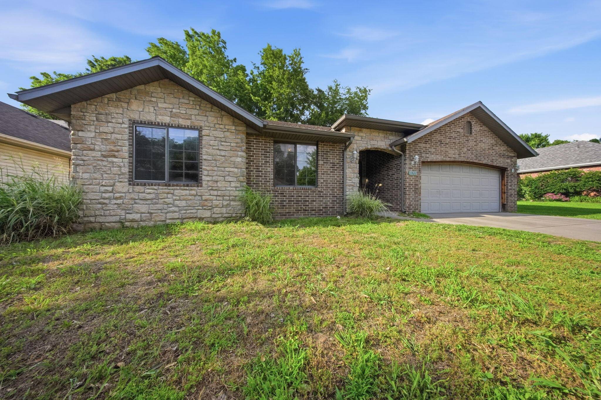3527 W Sagamont ST, Springfield, MO 65807