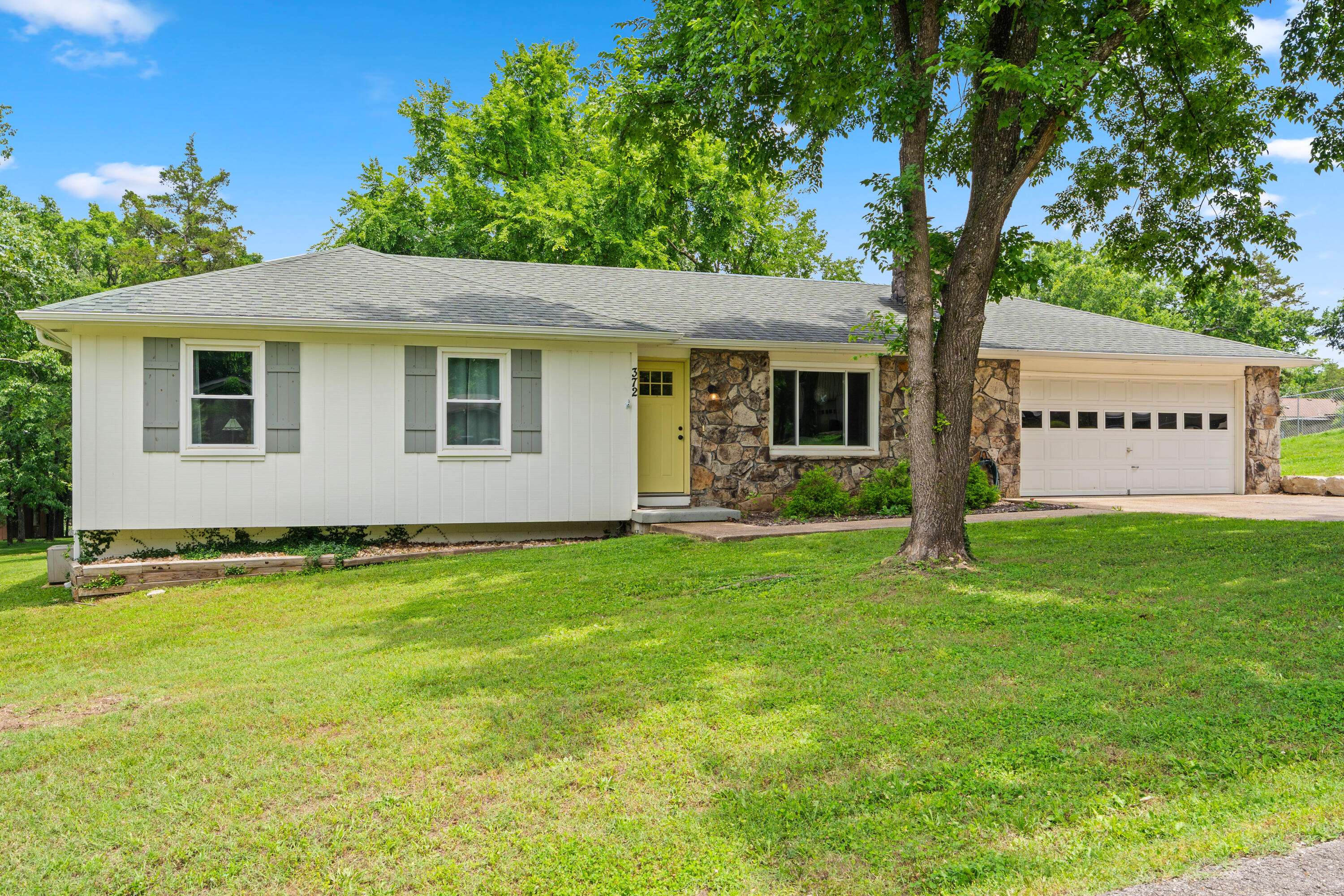 372 Greenbrier LN, Hollister, MO 65672