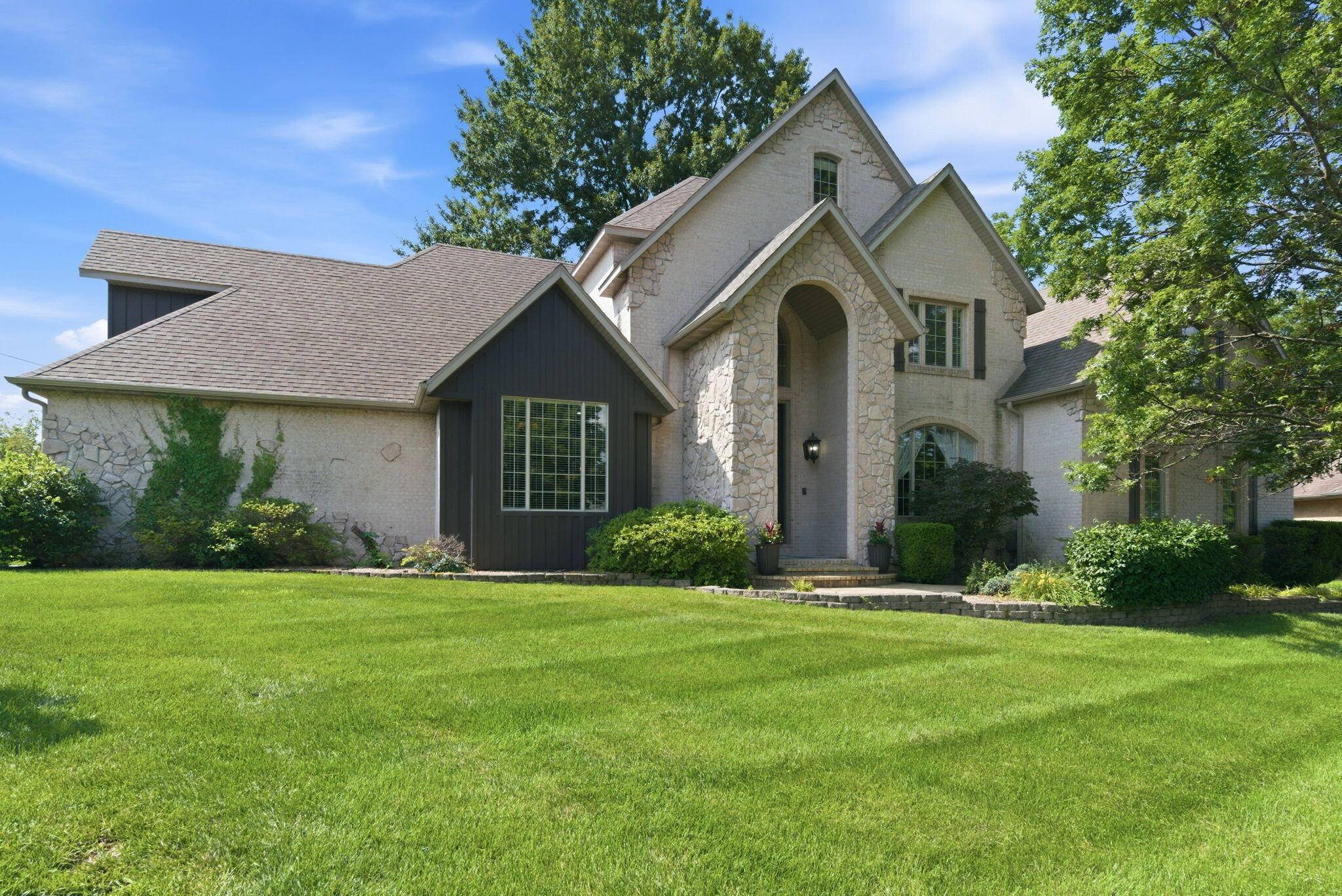1610 W Caleb CT, Springfield, MO 65810