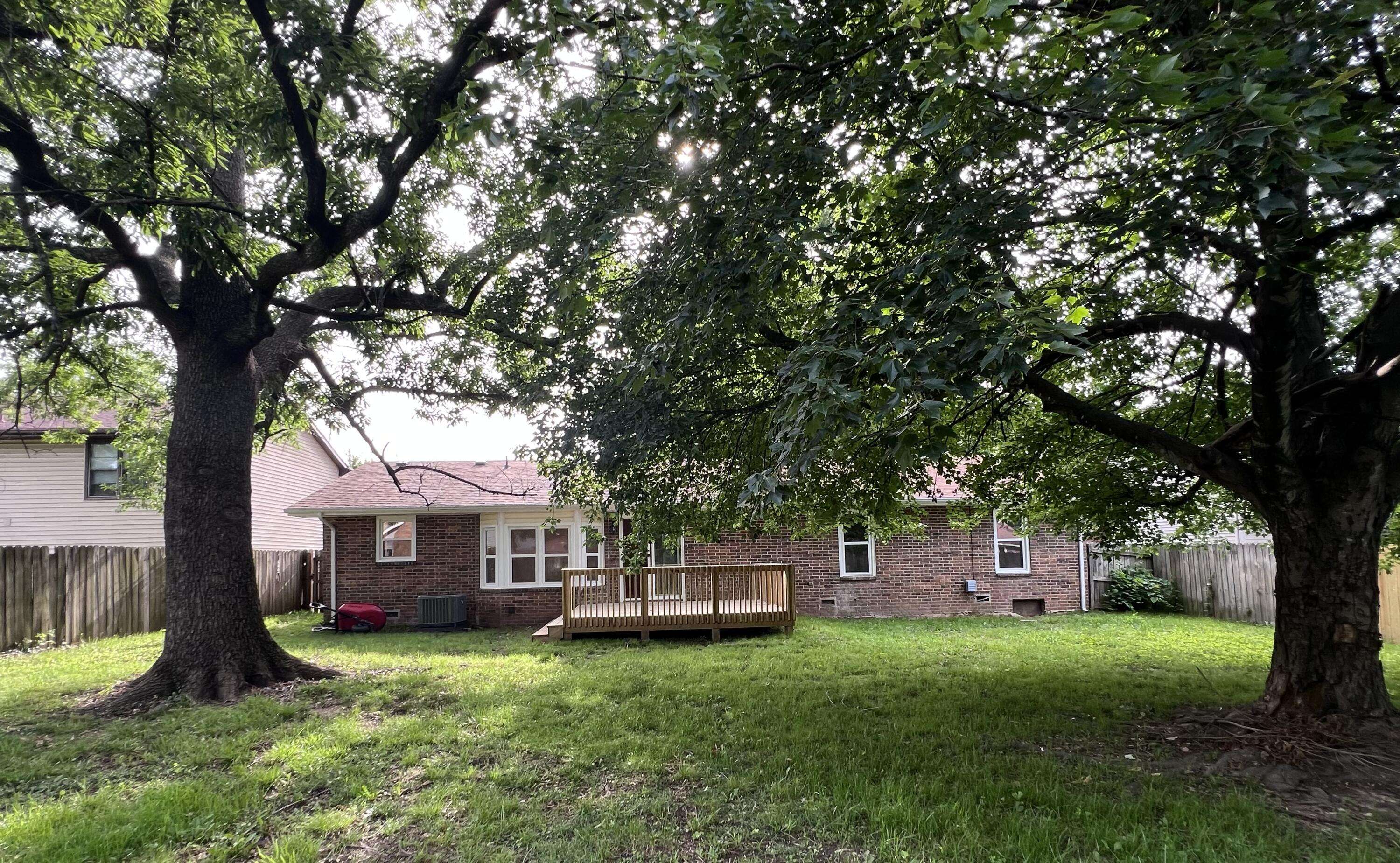 3852 S Hillcrest AVE, Springfield, MO 65807