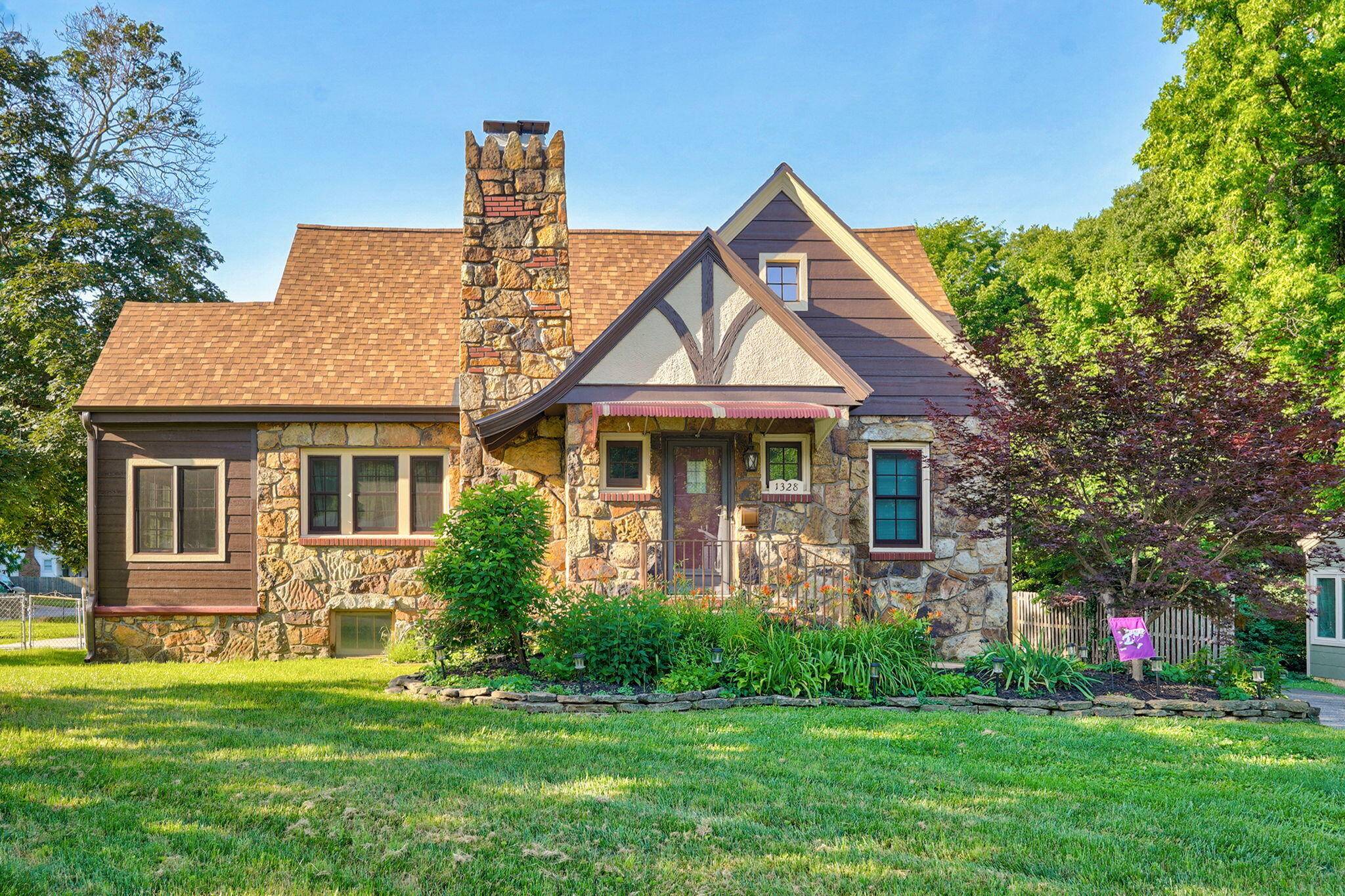 1328 E Bennett ST, Springfield, MO 65804
